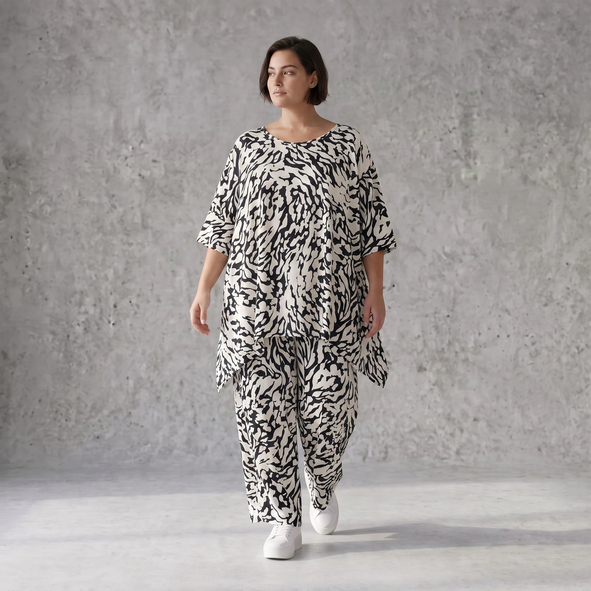 Zeitloses Viskoseshirt in Weiß Schwarz leger Oversize A-Linie Lagenlook leicht fliessend