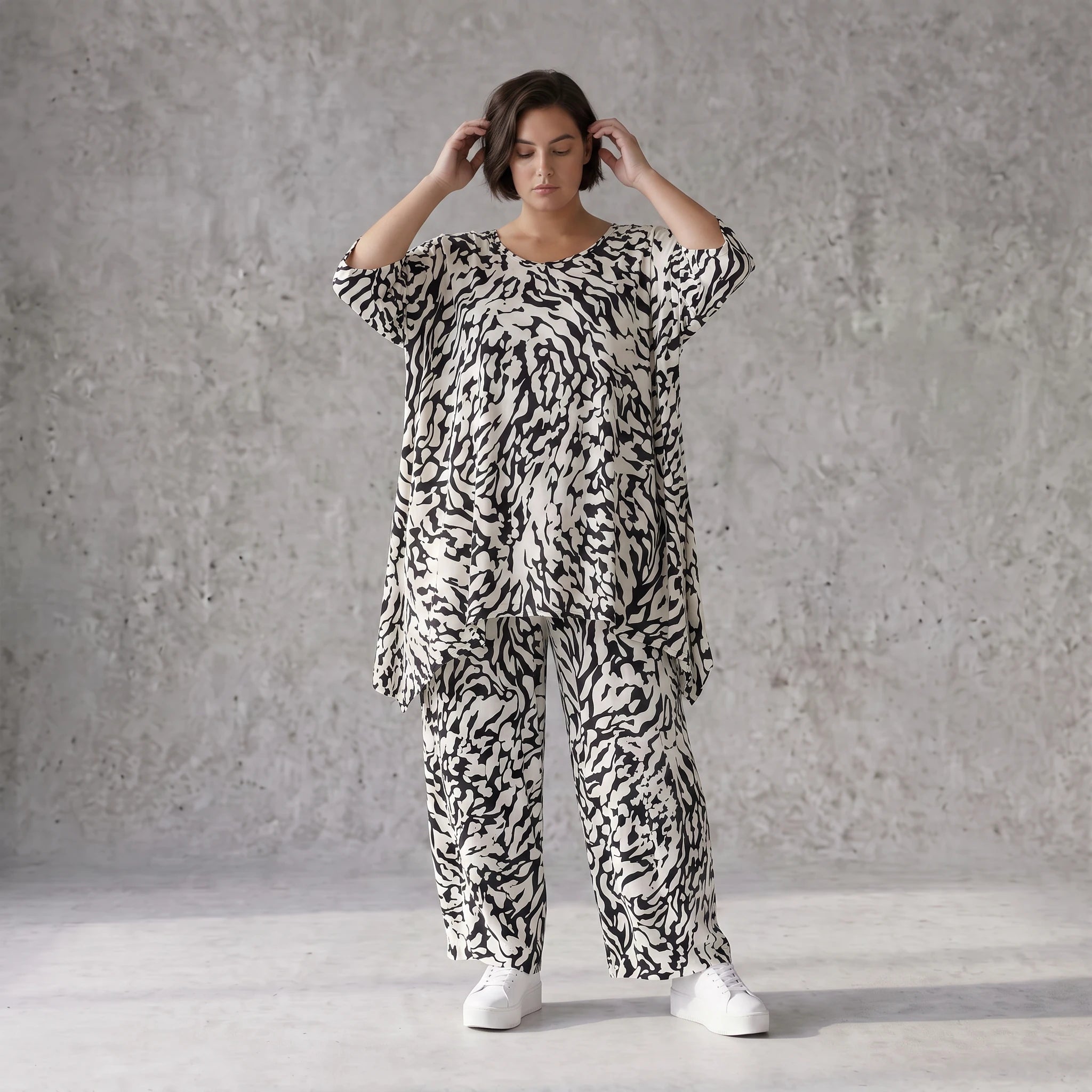 Zeitloses Viskoseshirt in Weiß Schwarz leger Oversize A-Linie Lagenlook leicht fliessend