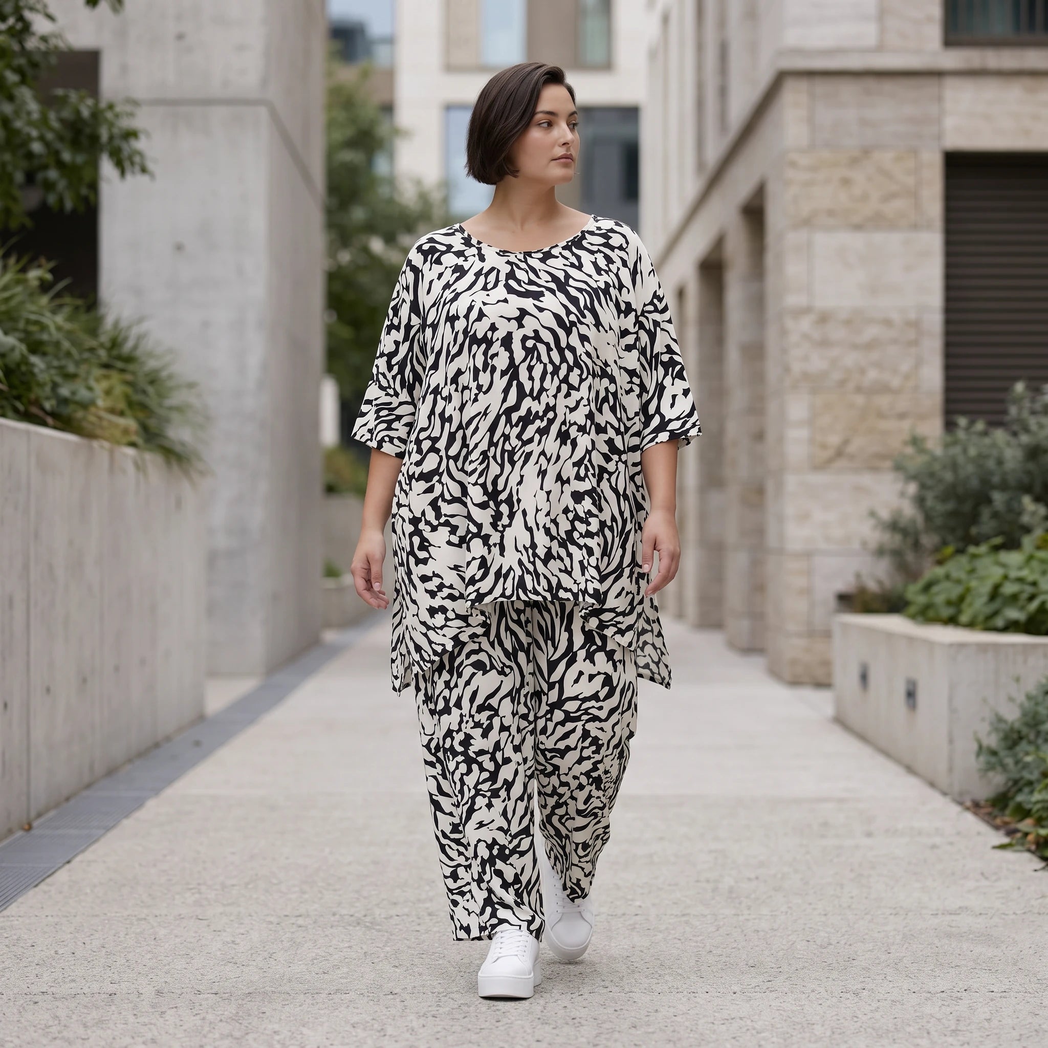 Zeitloses Viskoseshirt in Weiß Schwarz leger Oversize A-Linie Lagenlook leicht fliessend