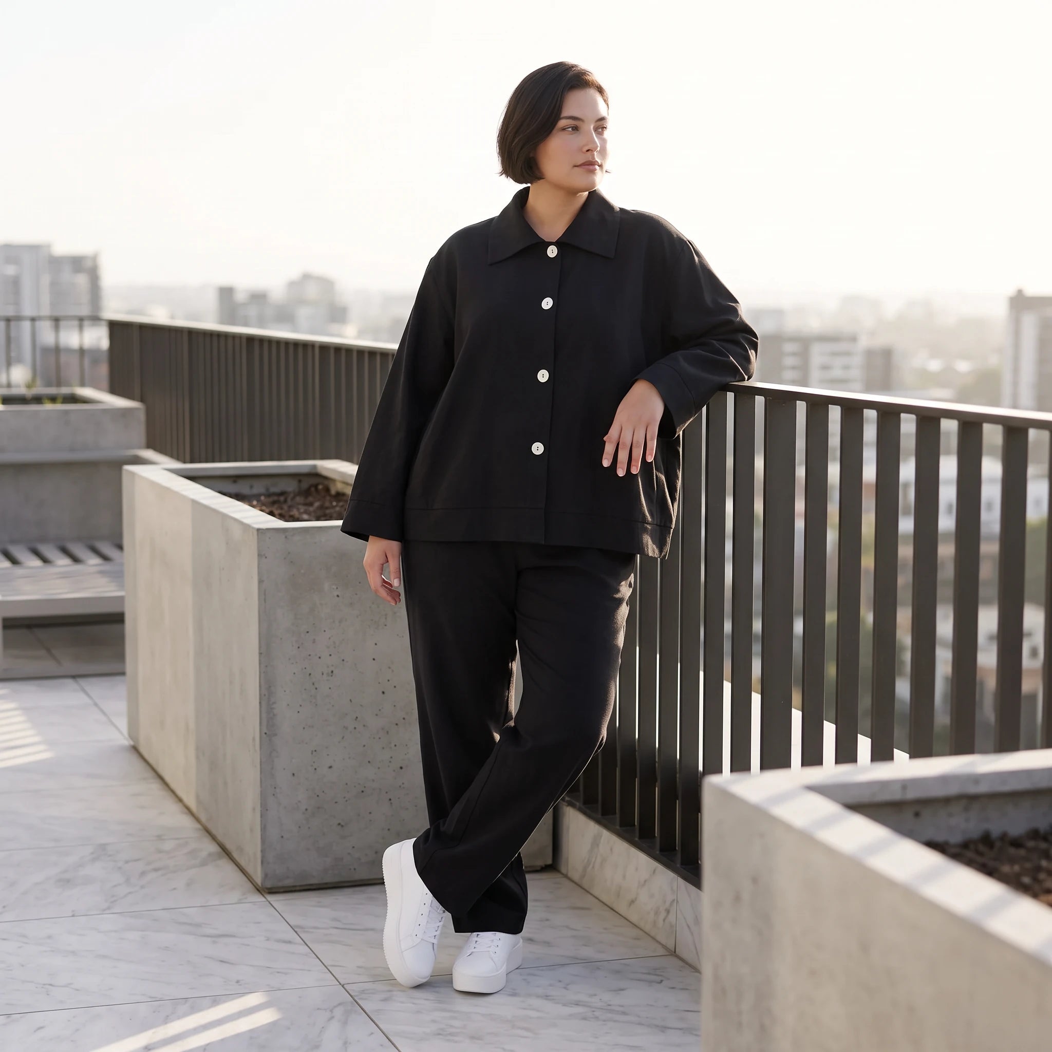 Schwarze Bengaline Karottenhose mit Stretch und elastischem Bund sommerlich bequem glatt