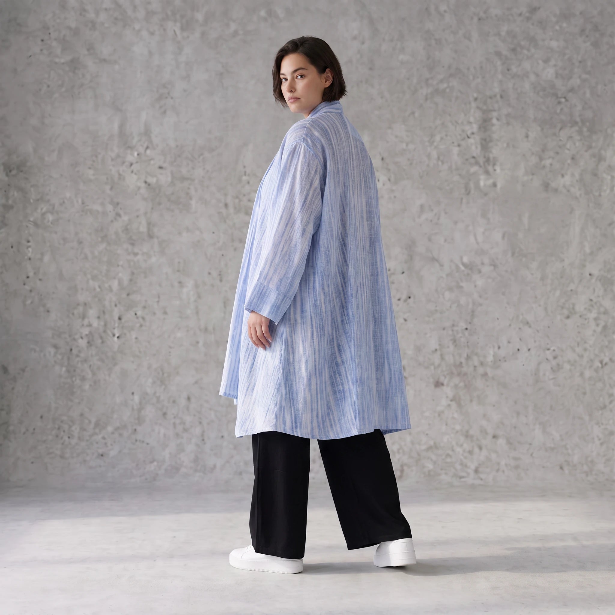 Leichter Oversize Cardigan in Jeansblau/Weiß für Lagenlook mit sehr fließender Silhouette