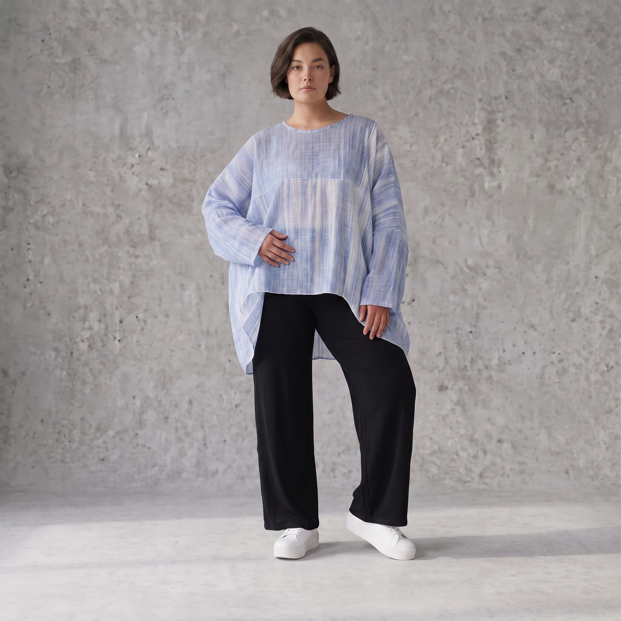Fliessendes Oversize Shirt Jeansblau Weiß mit Zipfelsaum weich fallend locker und modern