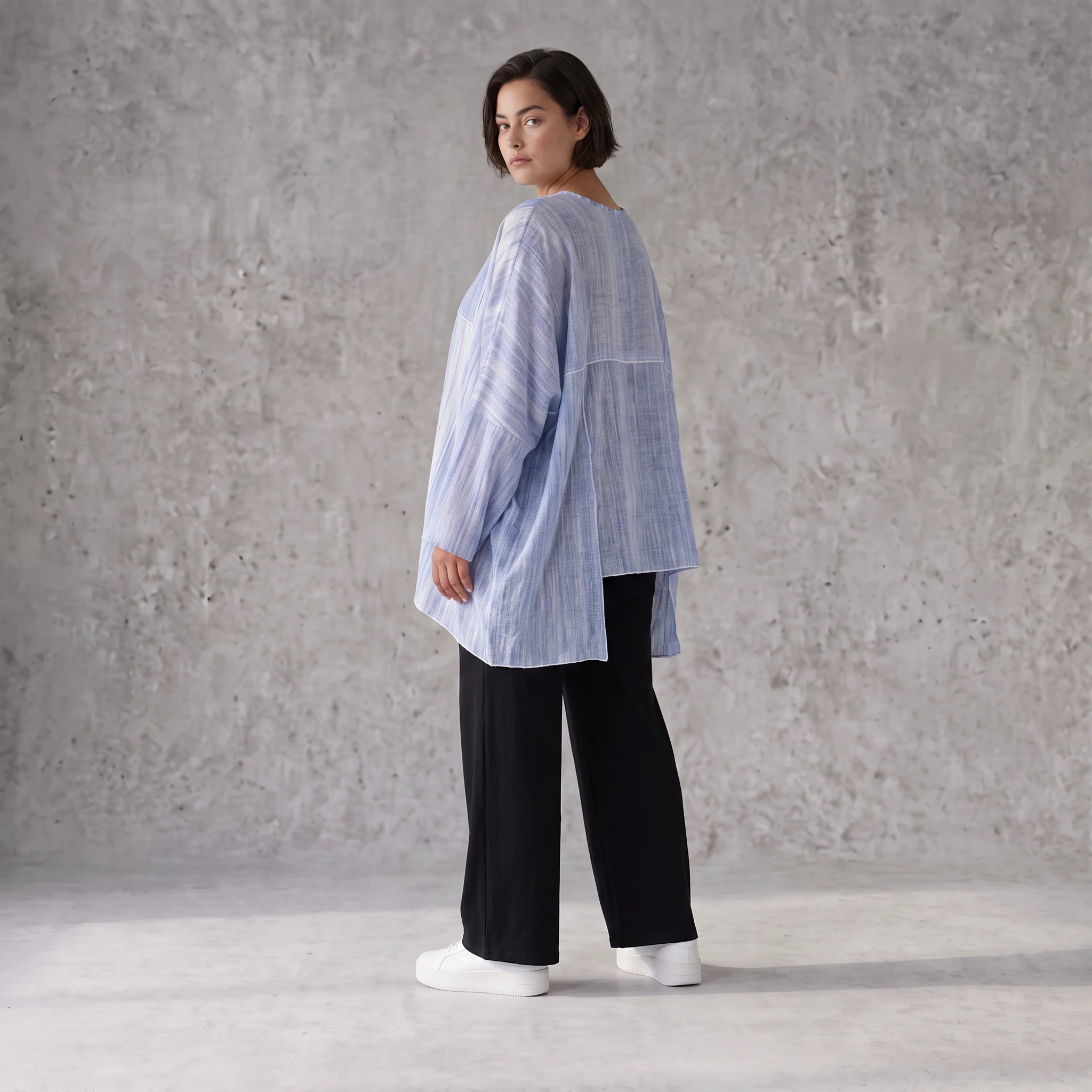Fliessendes Oversize Shirt Jeansblau Weiß mit Zipfelsaum weich fallend locker und modern