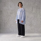 Fliessendes Oversize Shirt Jeansblau Weiß mit Zipfelsaum weich fallend locker und modern