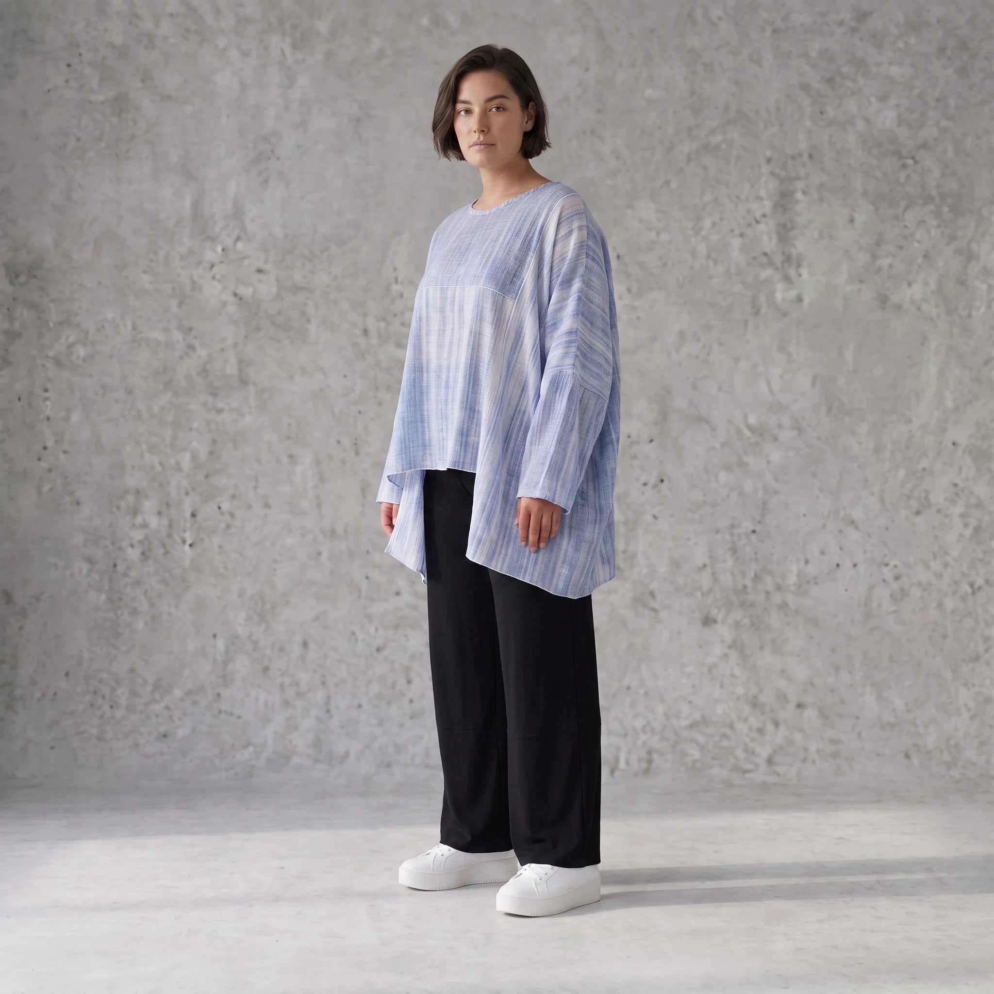Fliessendes Oversize Shirt Jeansblau Weiß mit Zipfelsaum weich fallend locker und modern