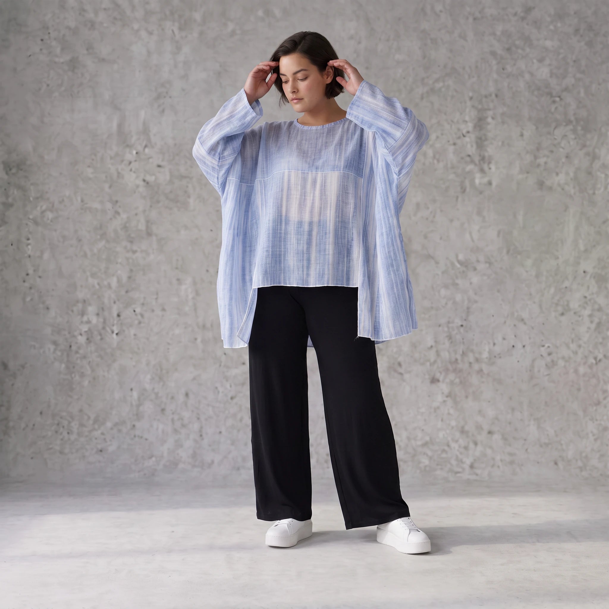 Fliessendes Oversize Shirt Jeansblau Weiß mit Zipfelsaum weich fallend locker und modern
