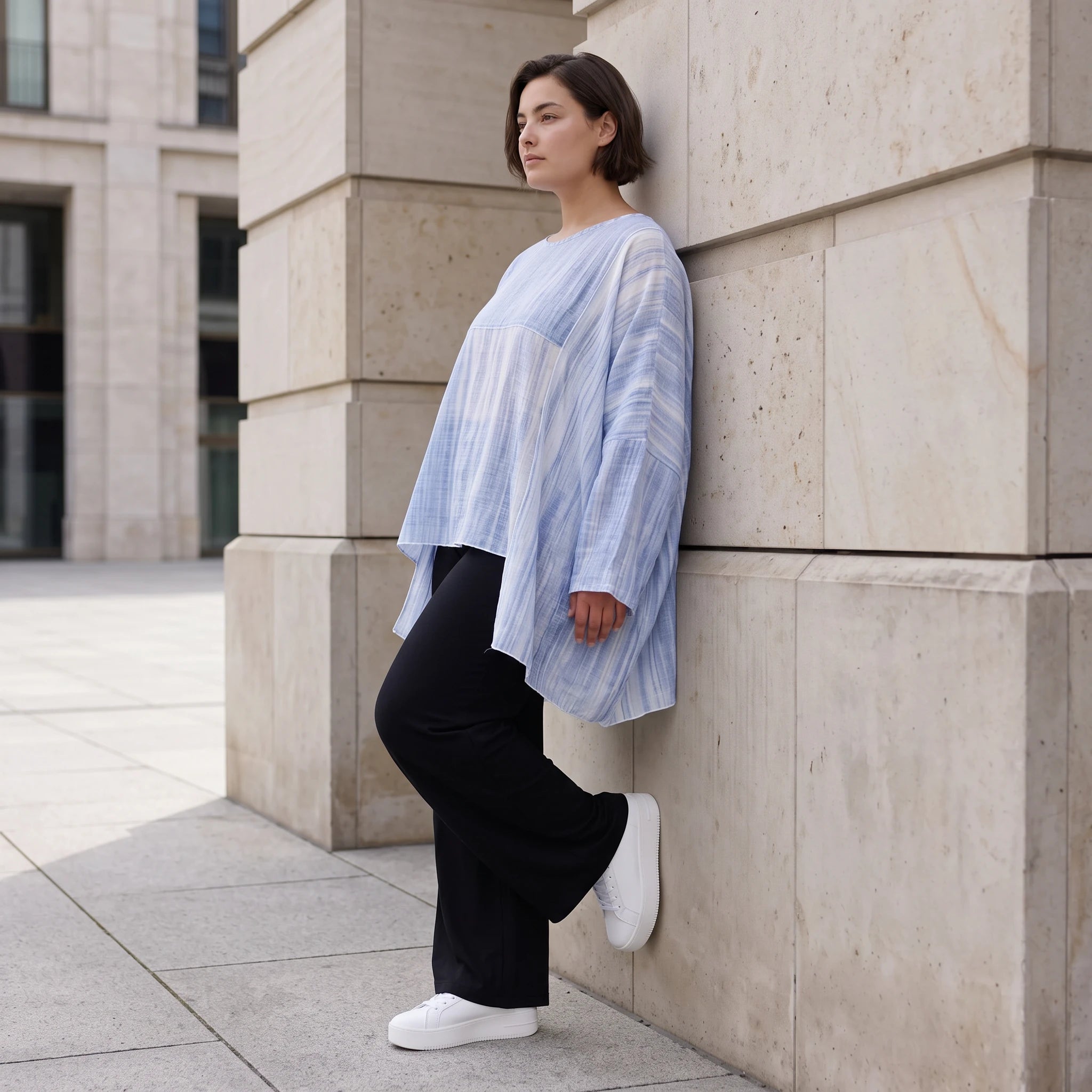 Fliessendes Oversize Shirt Jeansblau Weiß mit Zipfelsaum weich fallend locker und modern