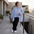 Fliessendes Oversize Shirt Jeansblau Weiß mit Zipfelsaum weich fallend locker und modern