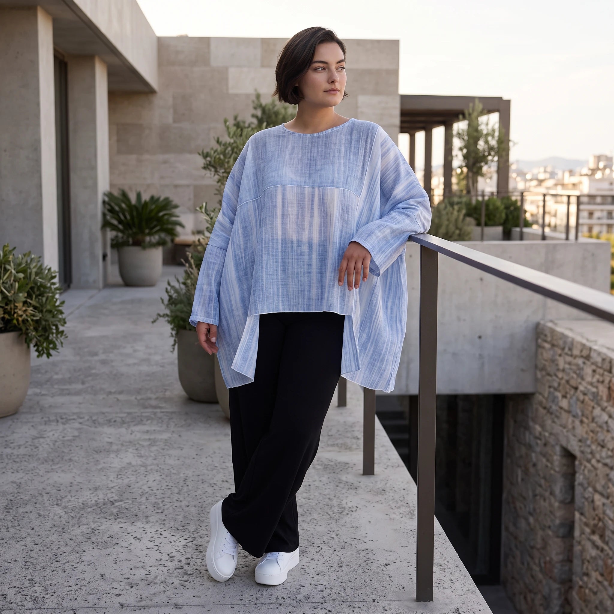 Fliessendes Oversize Shirt Jeansblau Weiß mit Zipfelsaum weich fallend locker und modern