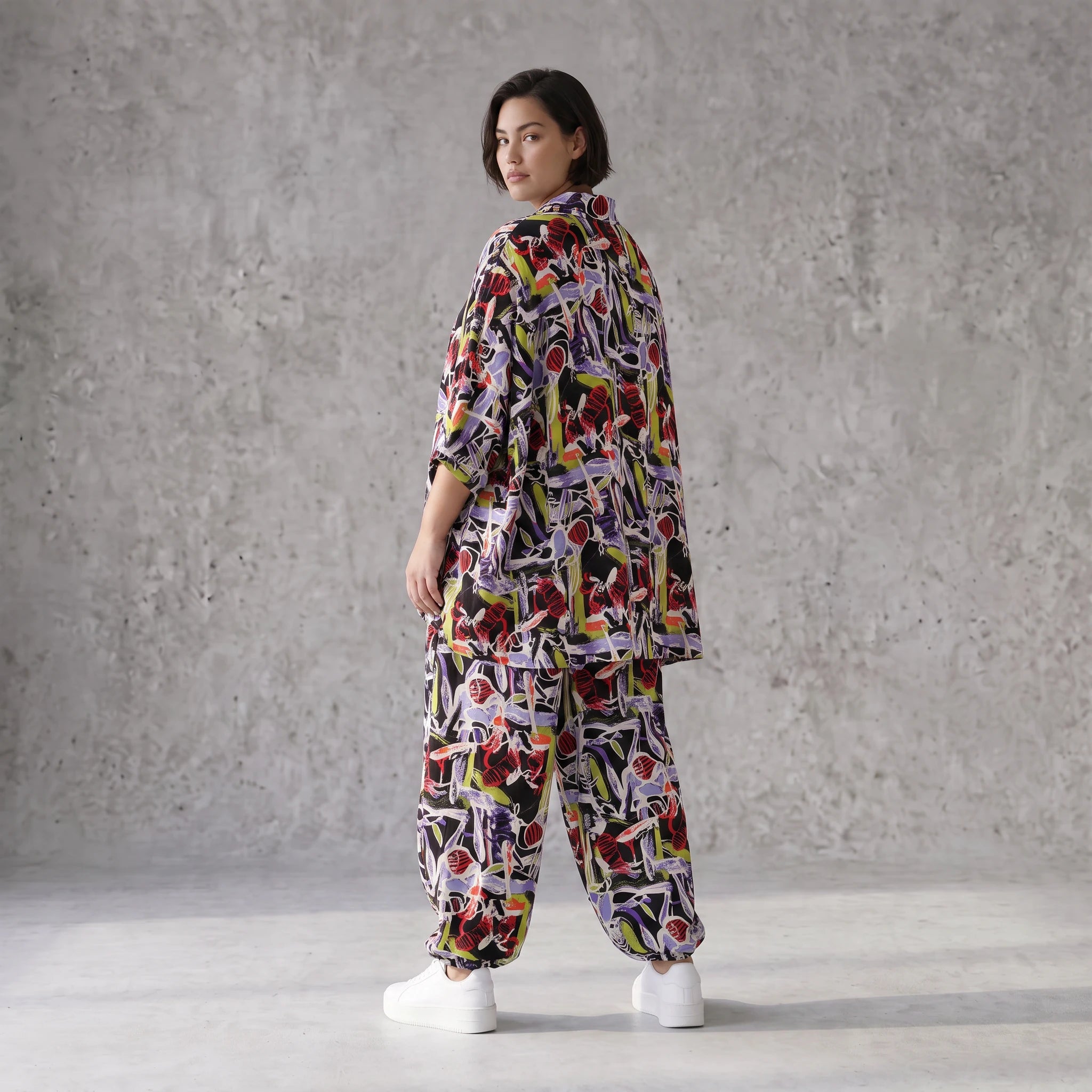 Zeitlose Oversize Viskosebluse in Schwarz Oliv Lila leger Lagenlook modern Hemdkragen