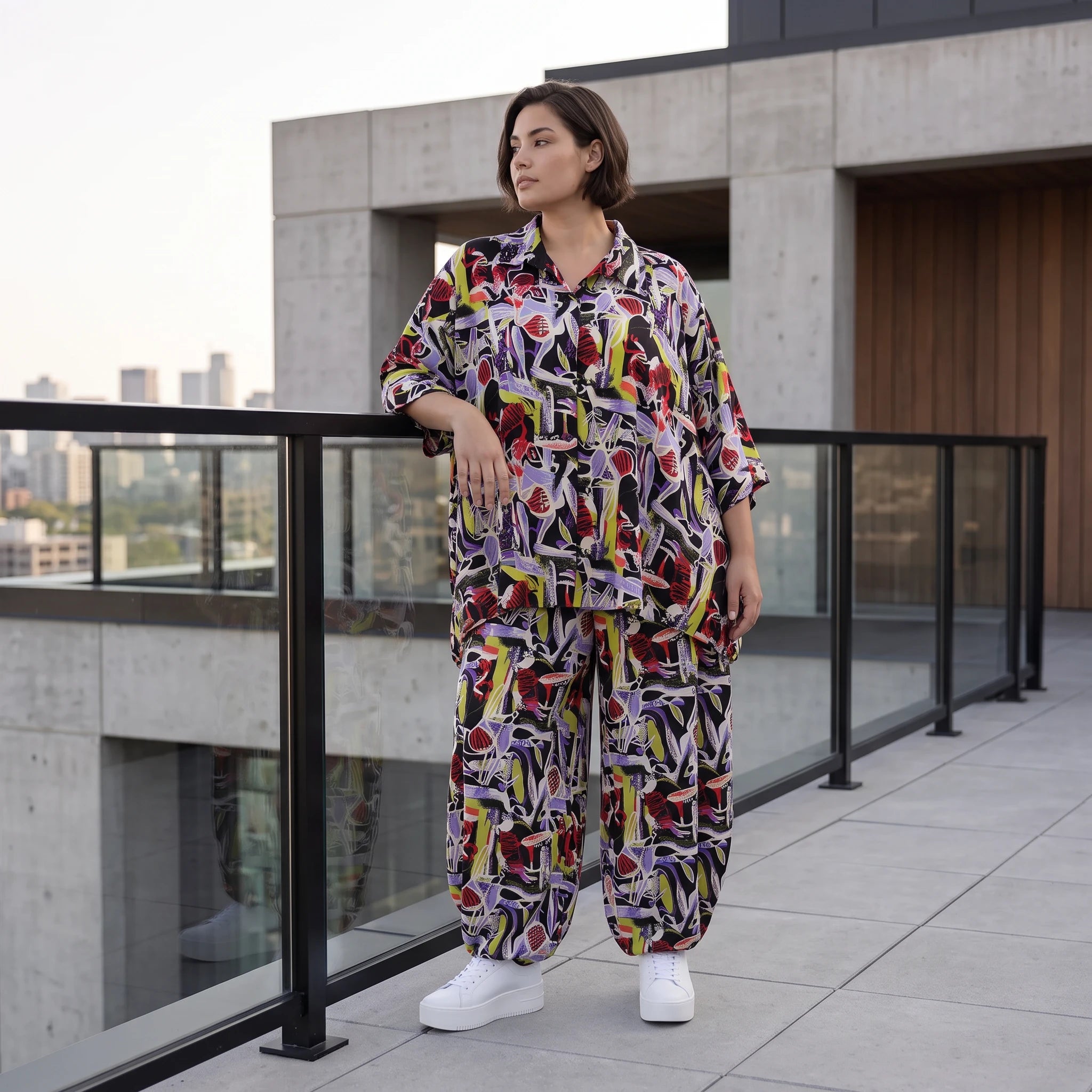 Zeitlose Oversize Viskosebluse in Schwarz Oliv Lila leger Lagenlook modern Hemdkragen