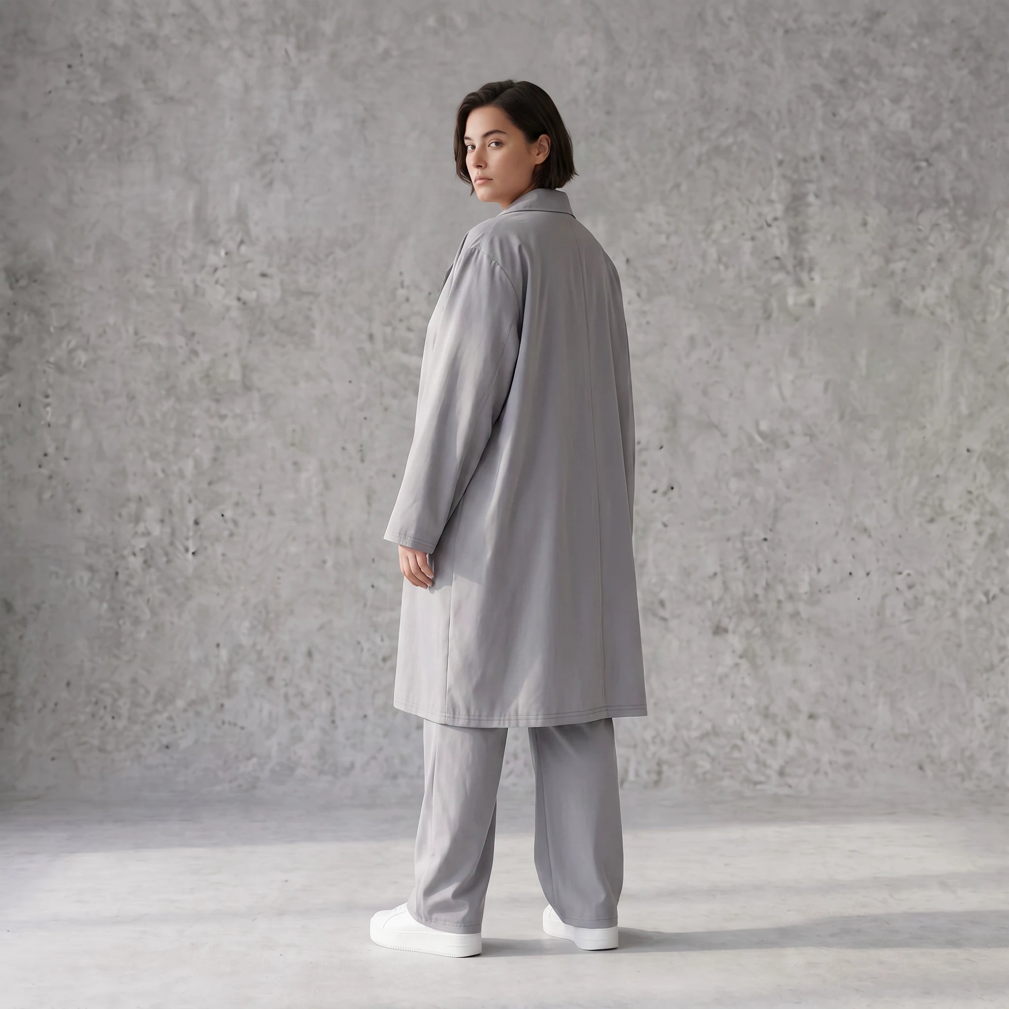 Grauer Bengaline Mantel locker oversize luftig mit Hemdkragen elastisch und zeitlos grau