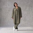 Fliessender Khaki Mantel im legeren Lagenlook mit Oversize Form zeitlos chic soft modern