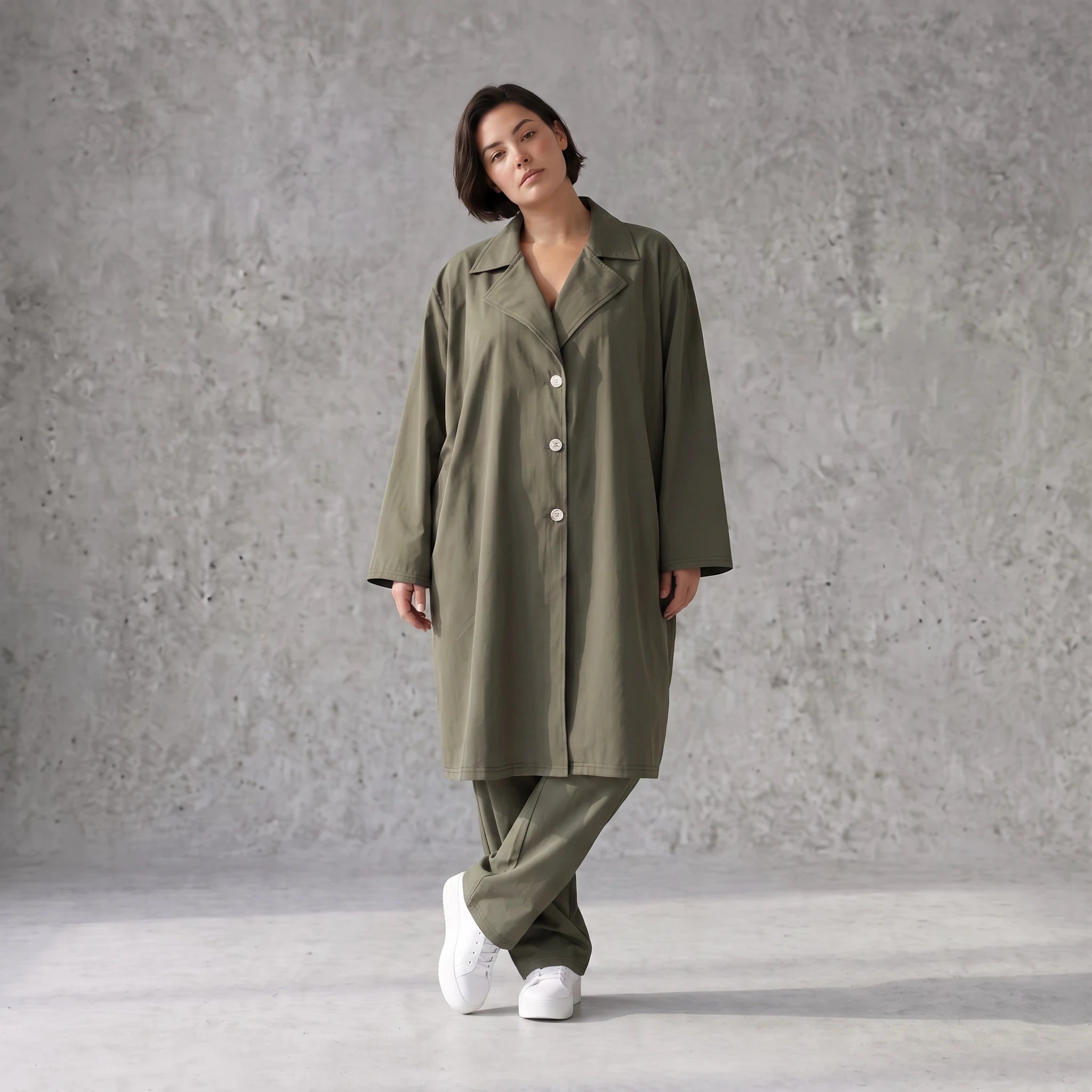 Fliessender Khaki Mantel im legeren Lagenlook mit Oversize Form zeitlos chic soft modern