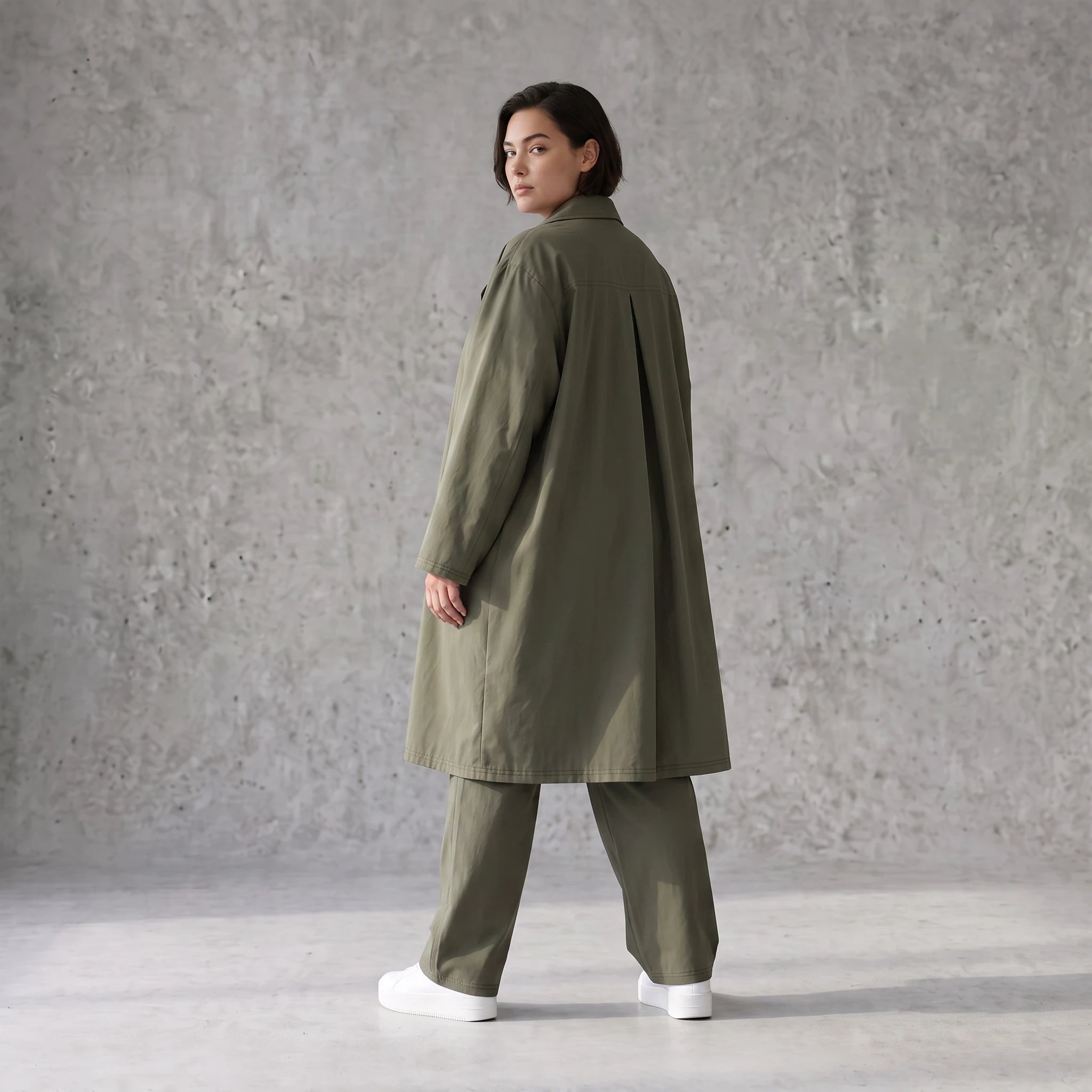 Fliessender Khaki Mantel im legeren Lagenlook mit Oversize Form zeitlos chic soft modern