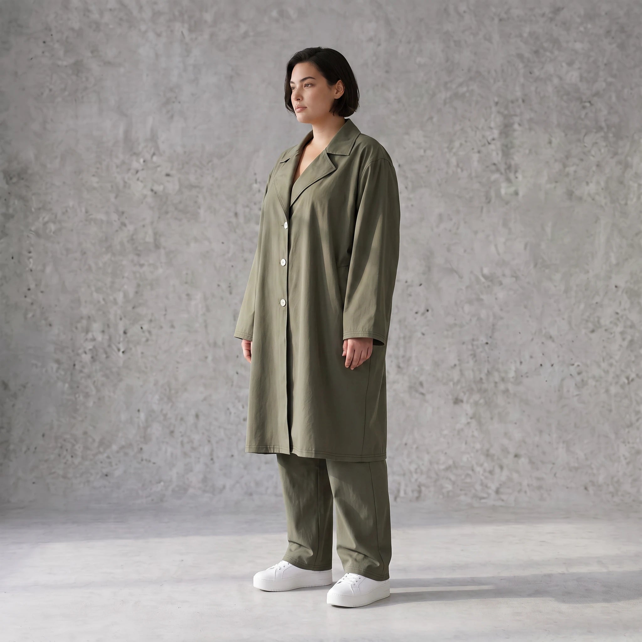 Fliessender Khaki Mantel im legeren Lagenlook mit Oversize Form zeitlos chic soft modern