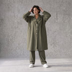 Fliessender Khaki Mantel im legeren Lagenlook mit Oversize Form zeitlos chic soft modern