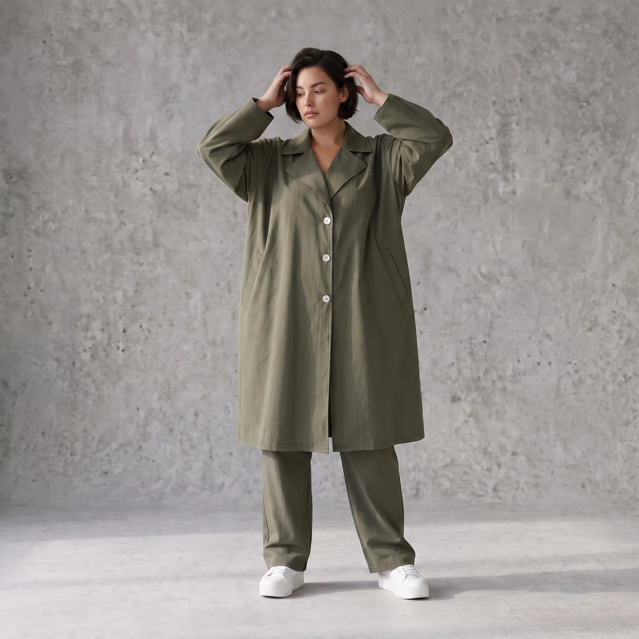 Fliessender Khaki Mantel im legeren Lagenlook mit Oversize Form zeitlos chic soft modern
