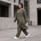 Fliessender Khaki Mantel im legeren Lagenlook mit Oversize Form zeitlos chic soft modern