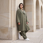 Fliessender Khaki Mantel im legeren Lagenlook mit Oversize Form zeitlos chic soft modern