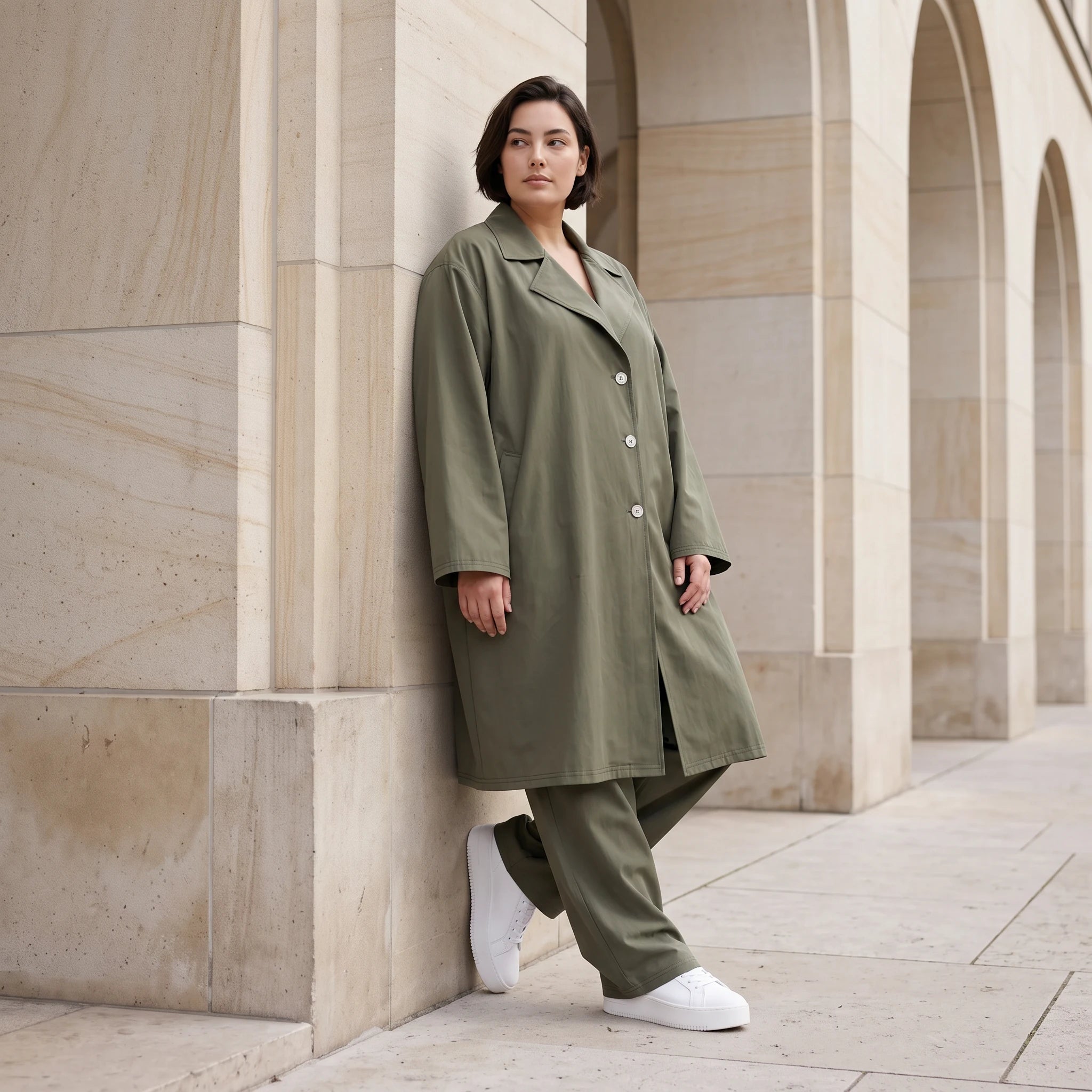 Fliessender Khaki Mantel im legeren Lagenlook mit Oversize Form zeitlos chic soft modern