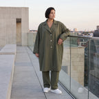 Fliessender Khaki Mantel im legeren Lagenlook mit Oversize Form zeitlos chic soft modern