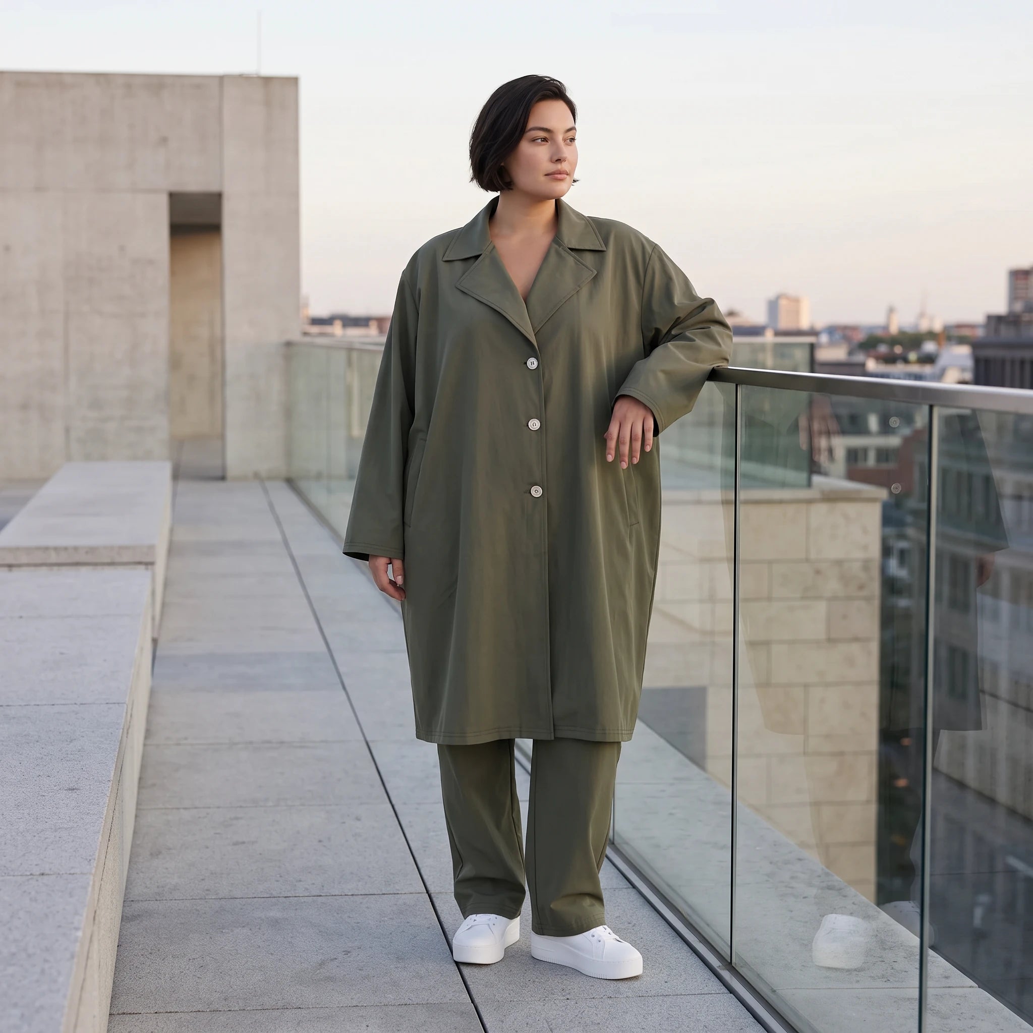 Fliessender Khaki Mantel im legeren Lagenlook mit Oversize Form zeitlos chic soft modern