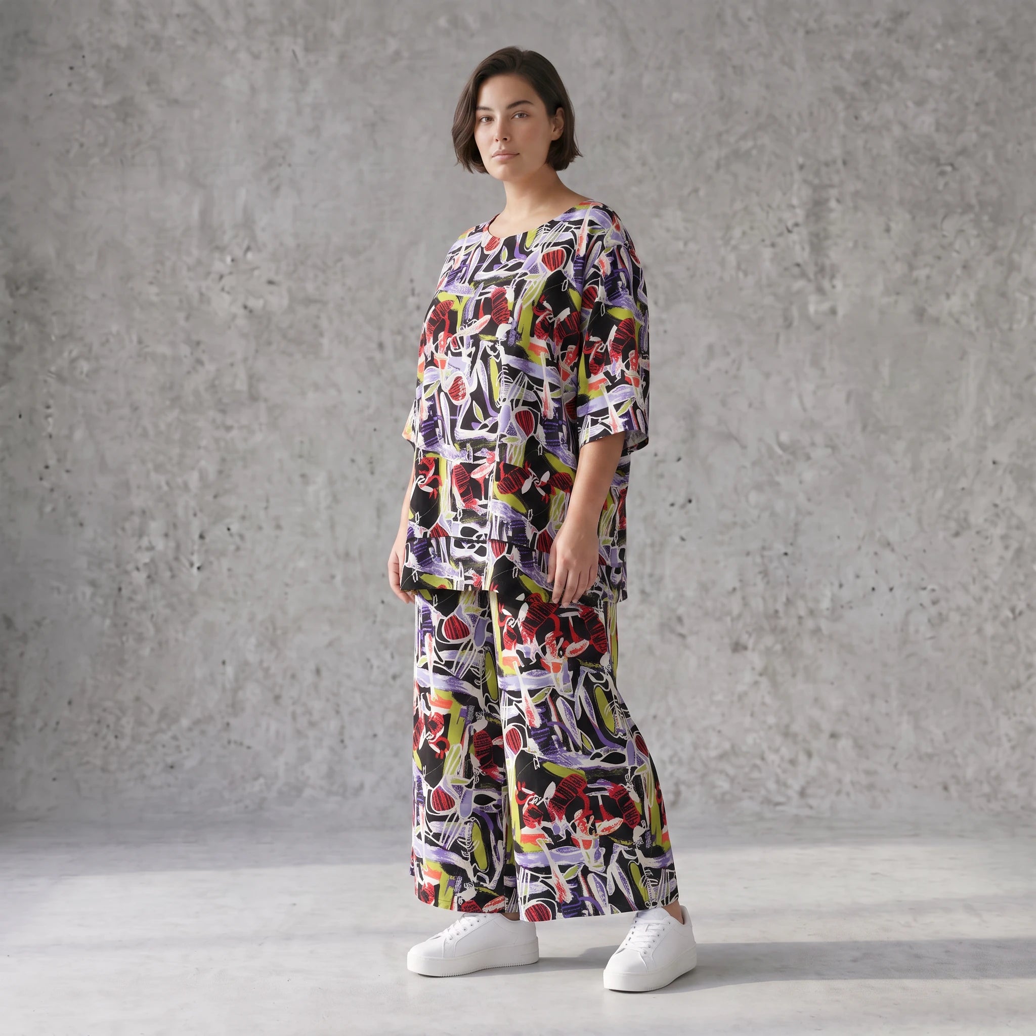 Kurzarmshirt aus fließender Viskose in zartem Lila mit femininem Stufenschnitt im Sommer