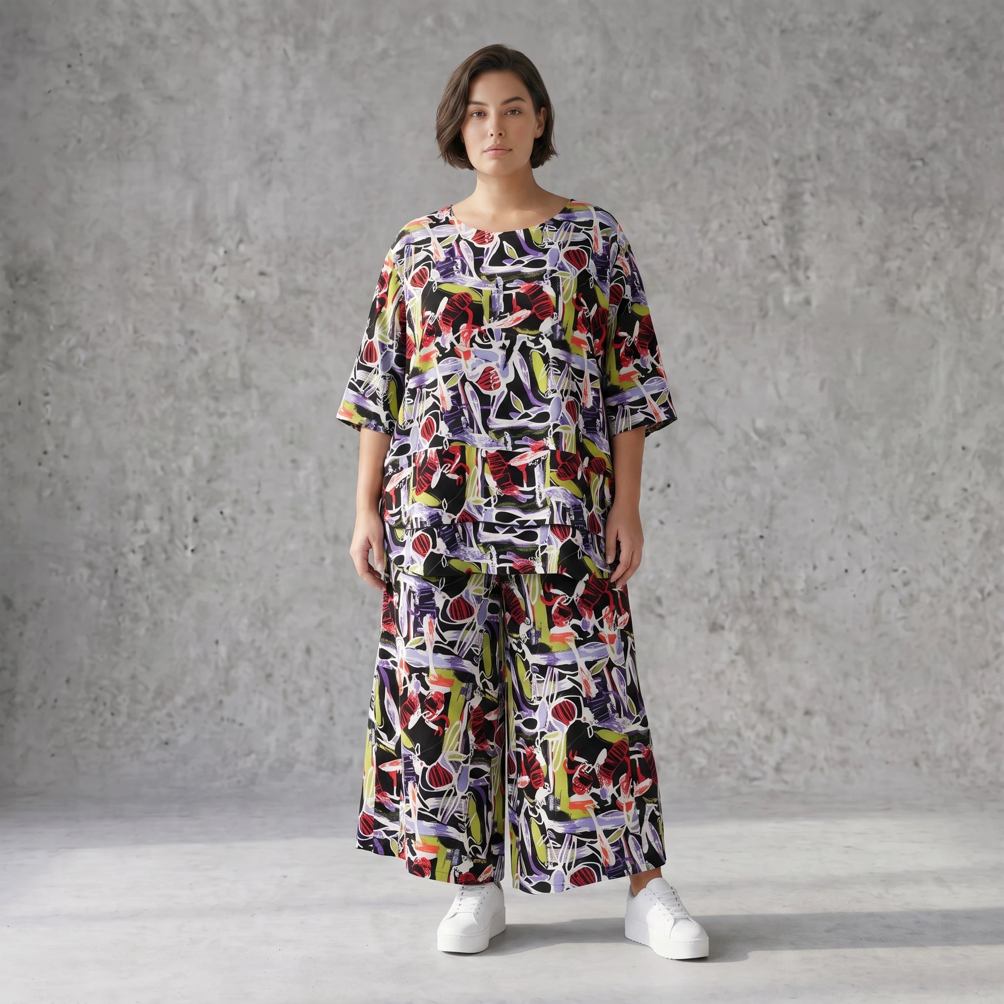 Kurzarmshirt aus fließender Viskose in zartem Lila mit femininem Stufenschnitt im Sommer