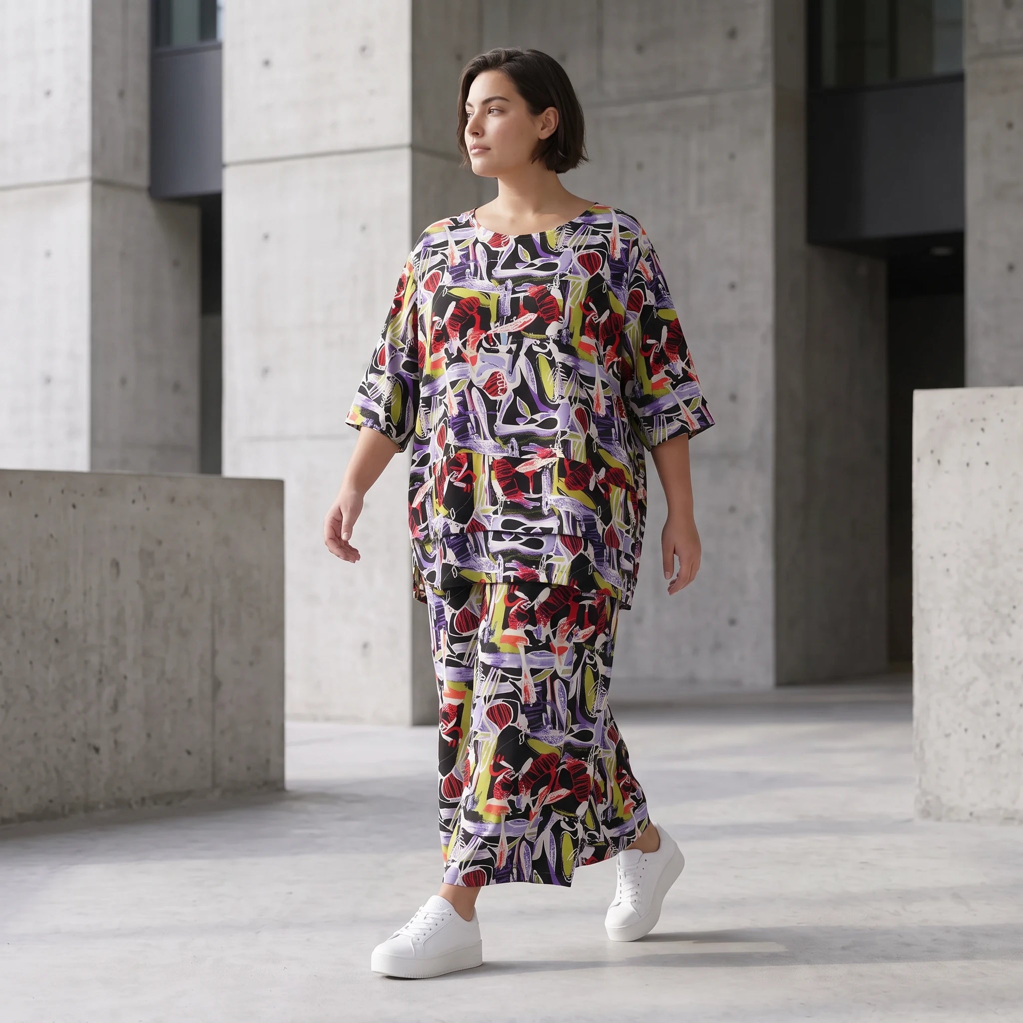 Kurzarmshirt aus fließender Viskose in zartem Lila mit femininem Stufenschnitt im Sommer
