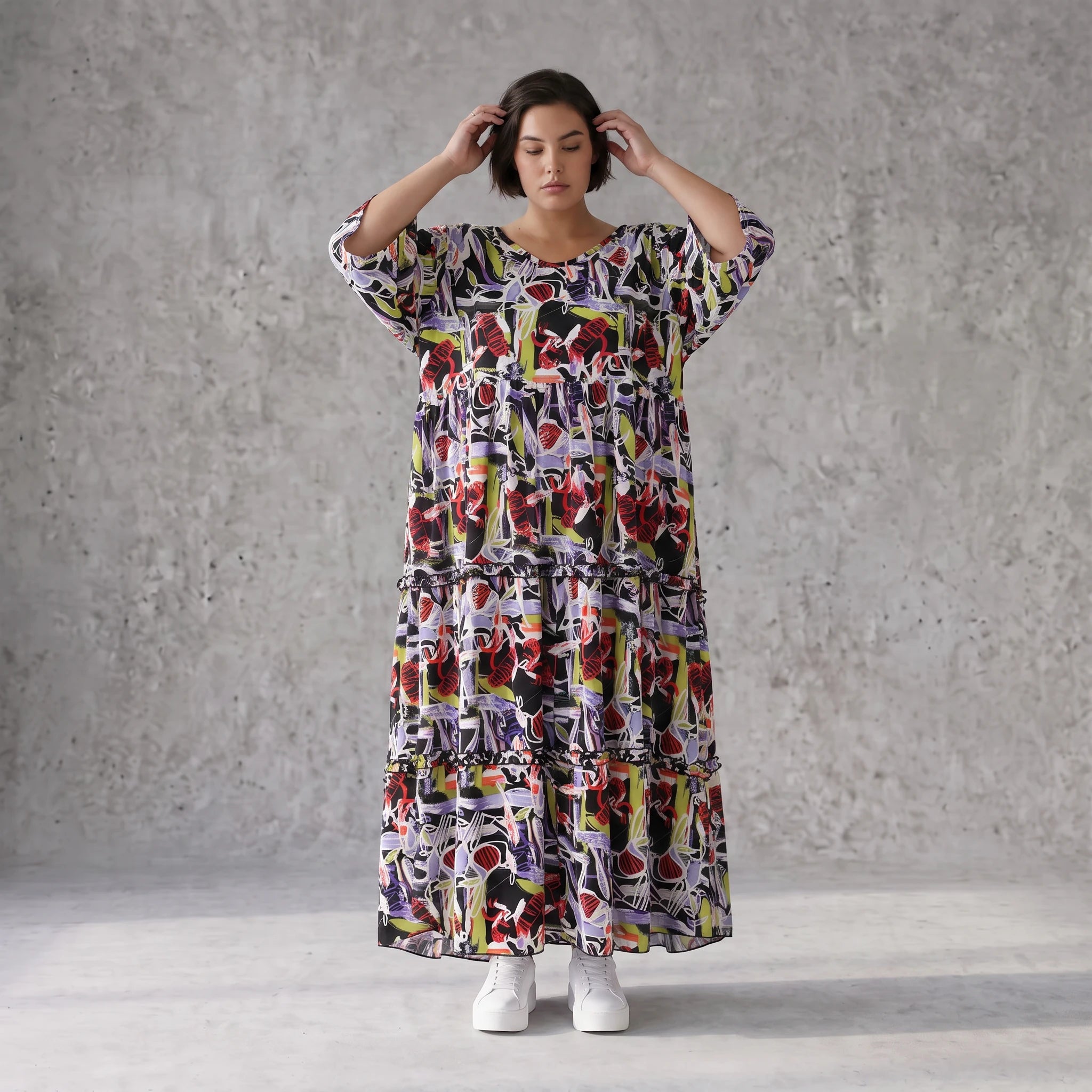 Fließendes Sommerkleid in Schwarz aus zartem Viskose Popeline mit gerüschtem Stufenvolant