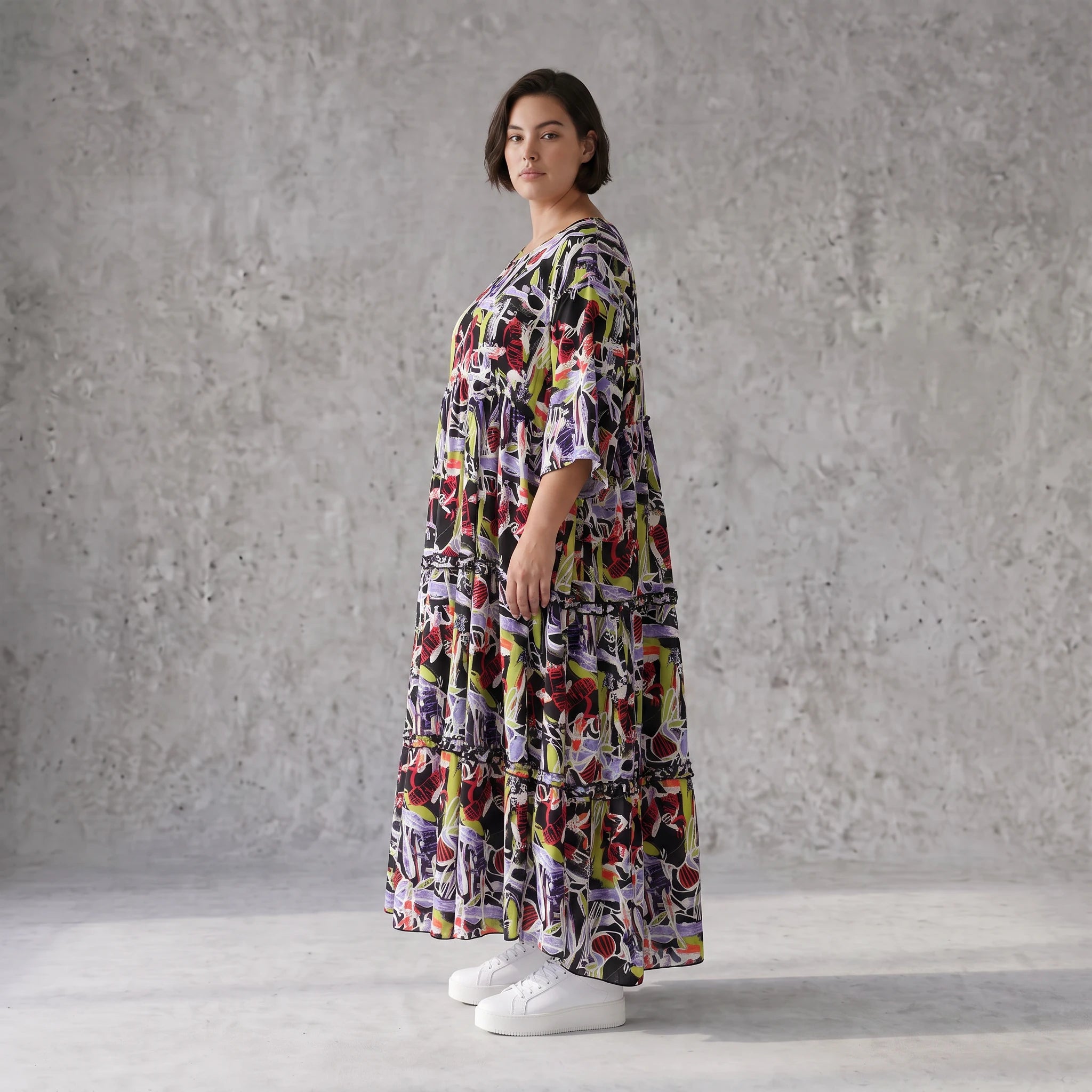 Fließendes Sommerkleid in Schwarz aus zartem Viskose Popeline mit gerüschtem Stufenvolant