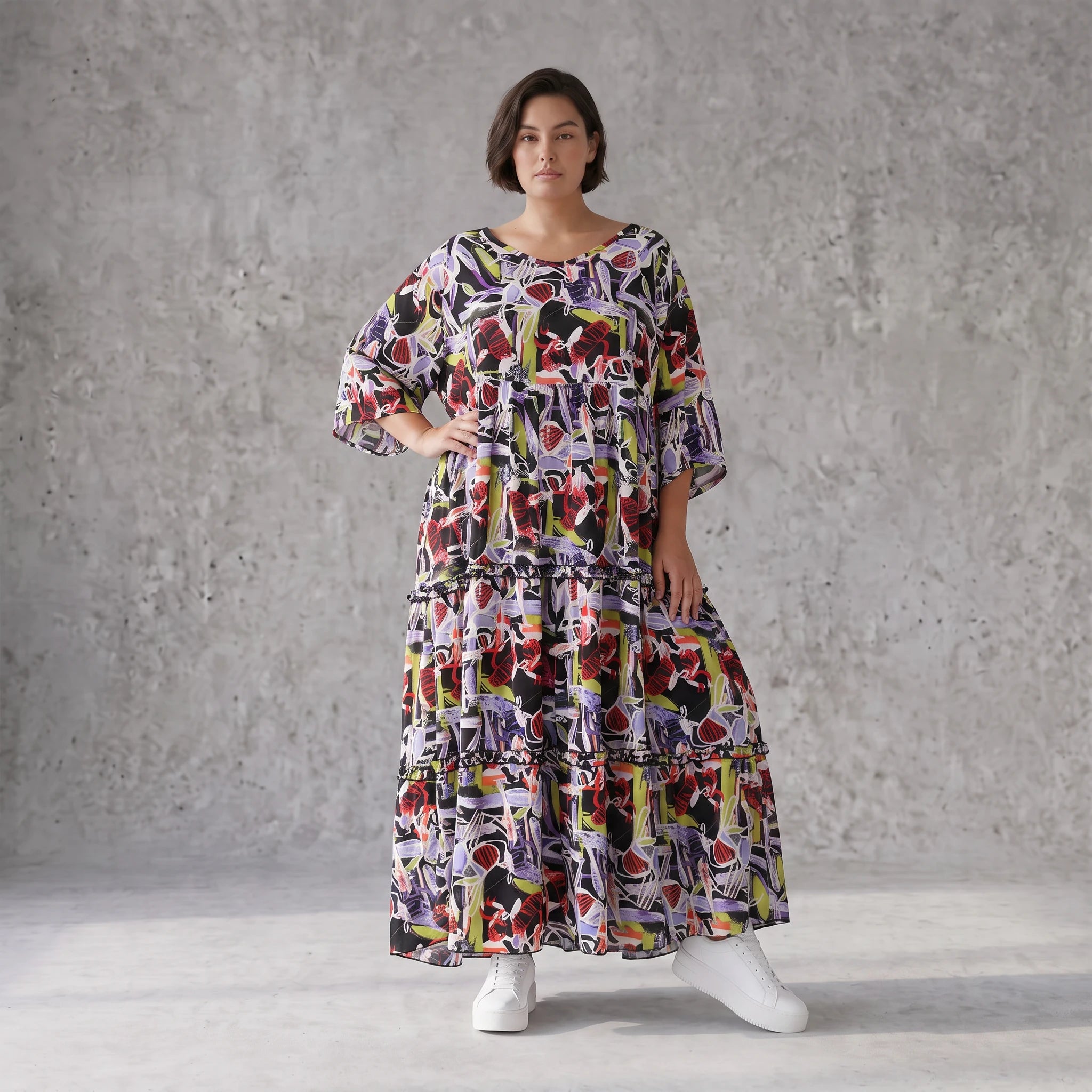 Fließendes Sommerkleid in Schwarz aus zartem Viskose Popeline mit gerüschtem Stufenvolant