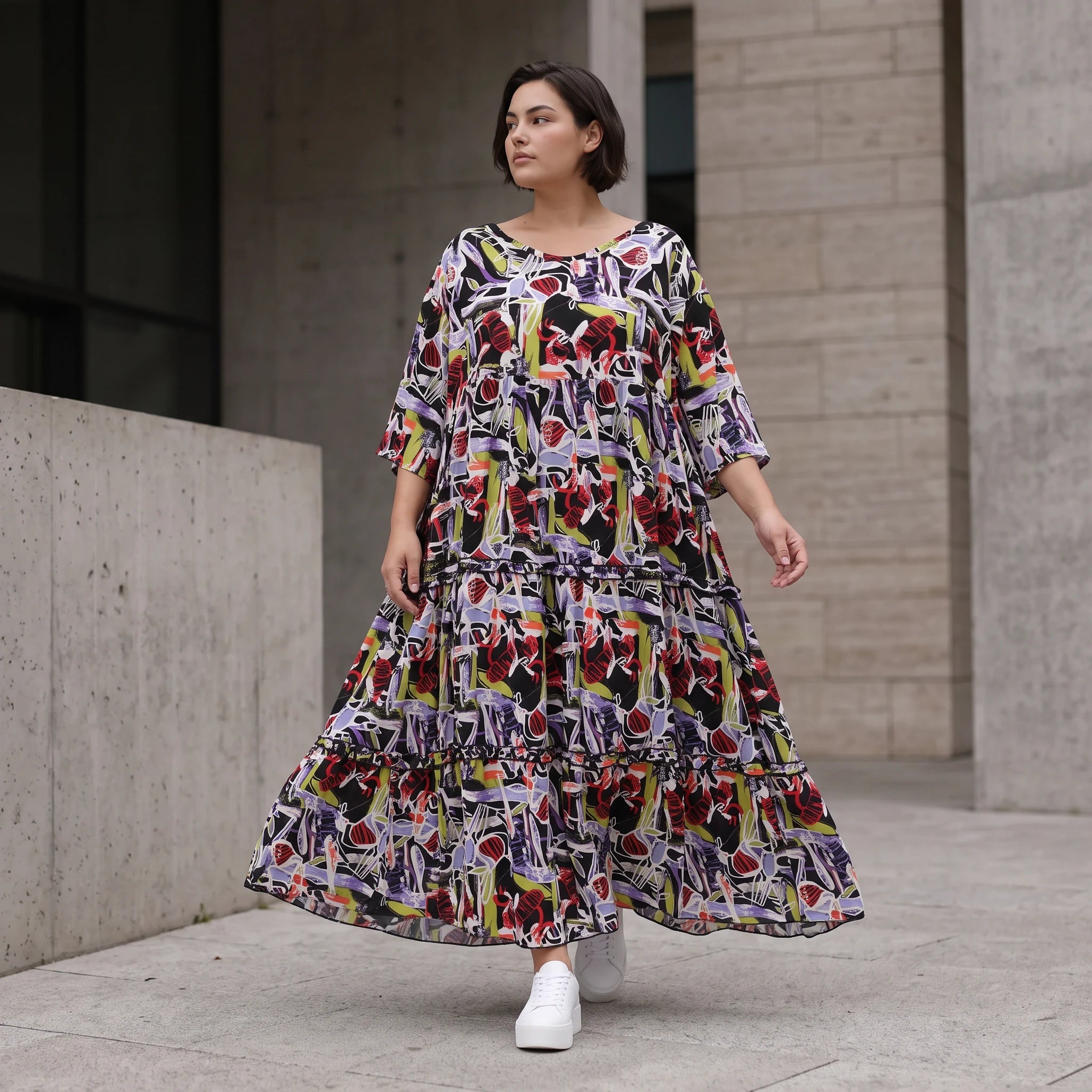 Fließendes Sommerkleid in Schwarz aus zartem Viskose Popeline mit gerüschtem Stufenvolant