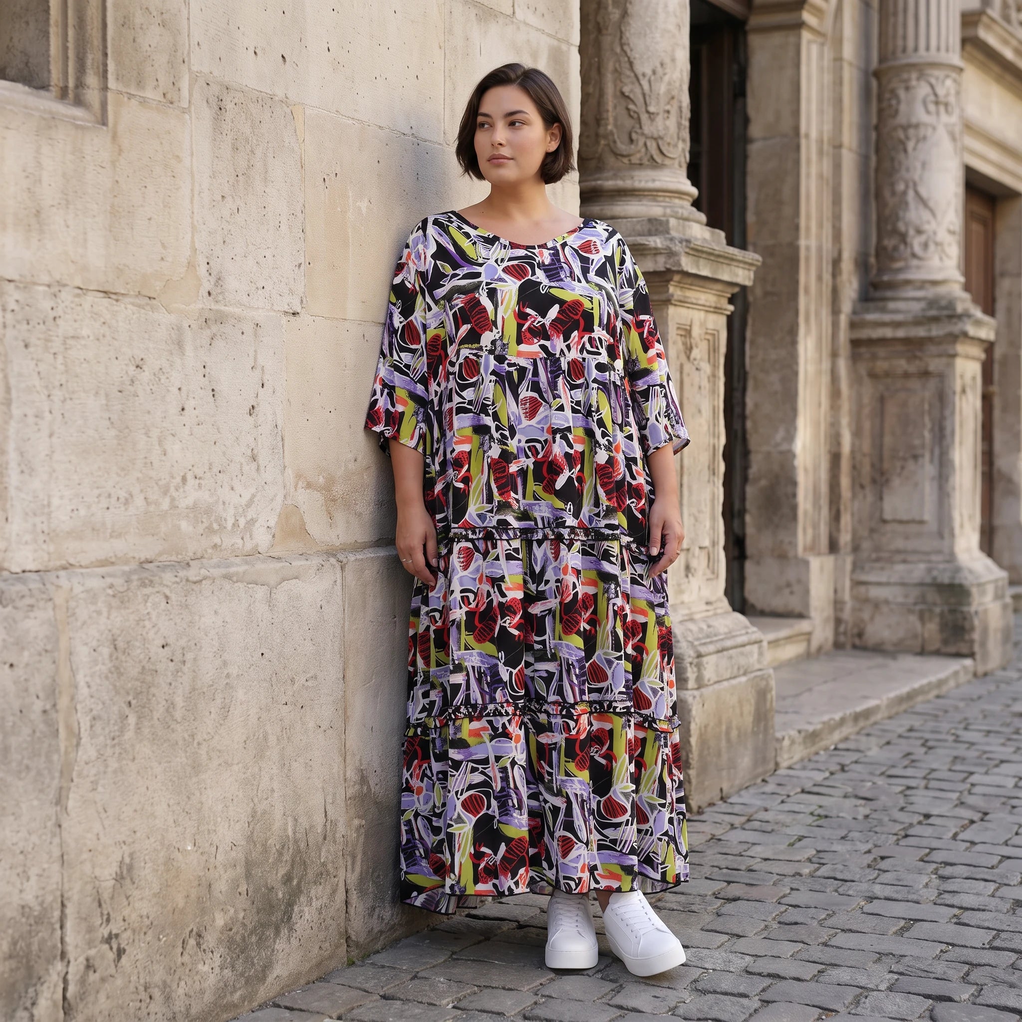 Fließendes Sommerkleid in Schwarz aus zartem Viskose Popeline mit gerüschtem Stufenvolant