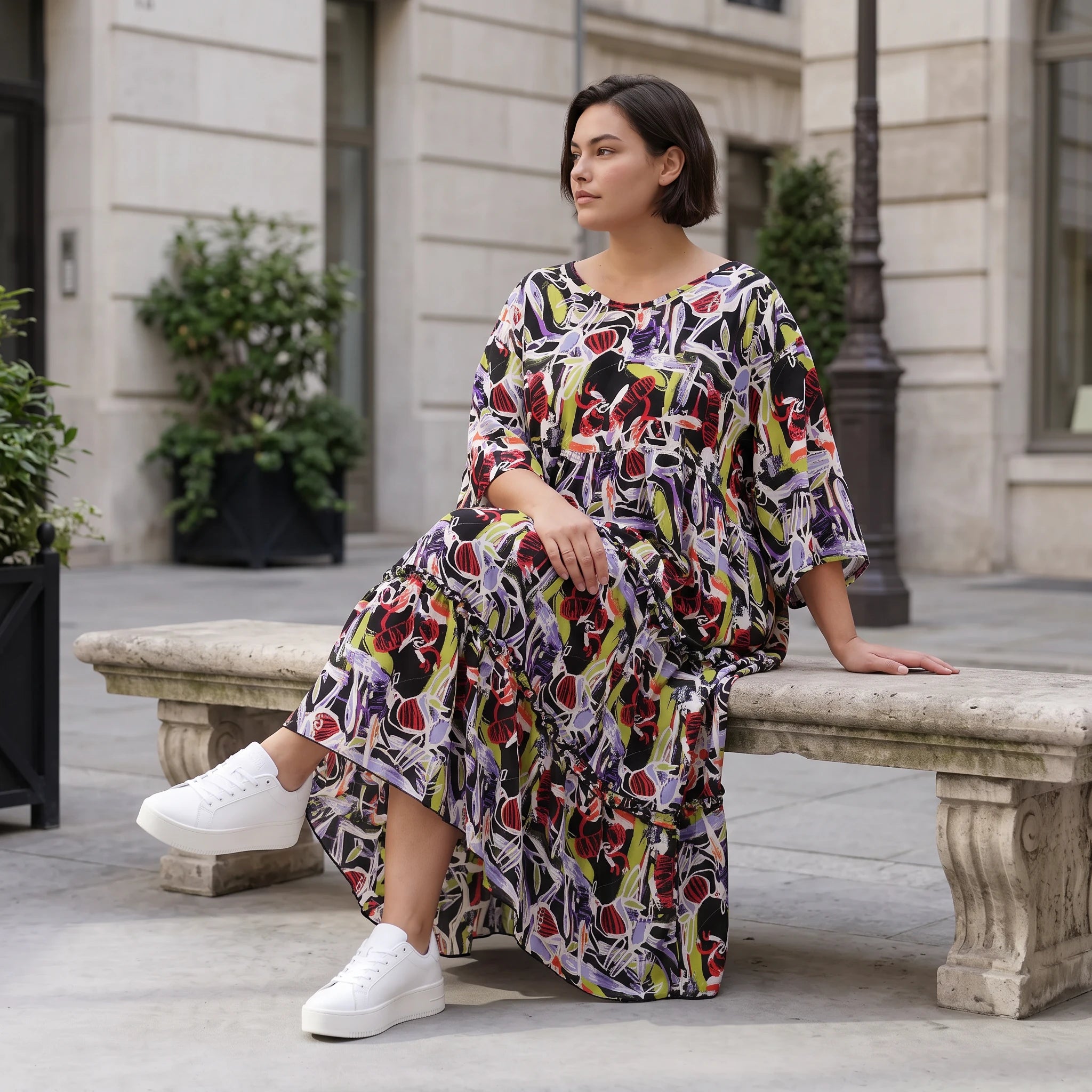 Fließendes Sommerkleid in Schwarz aus zartem Viskose Popeline mit gerüschtem Stufenvolant
