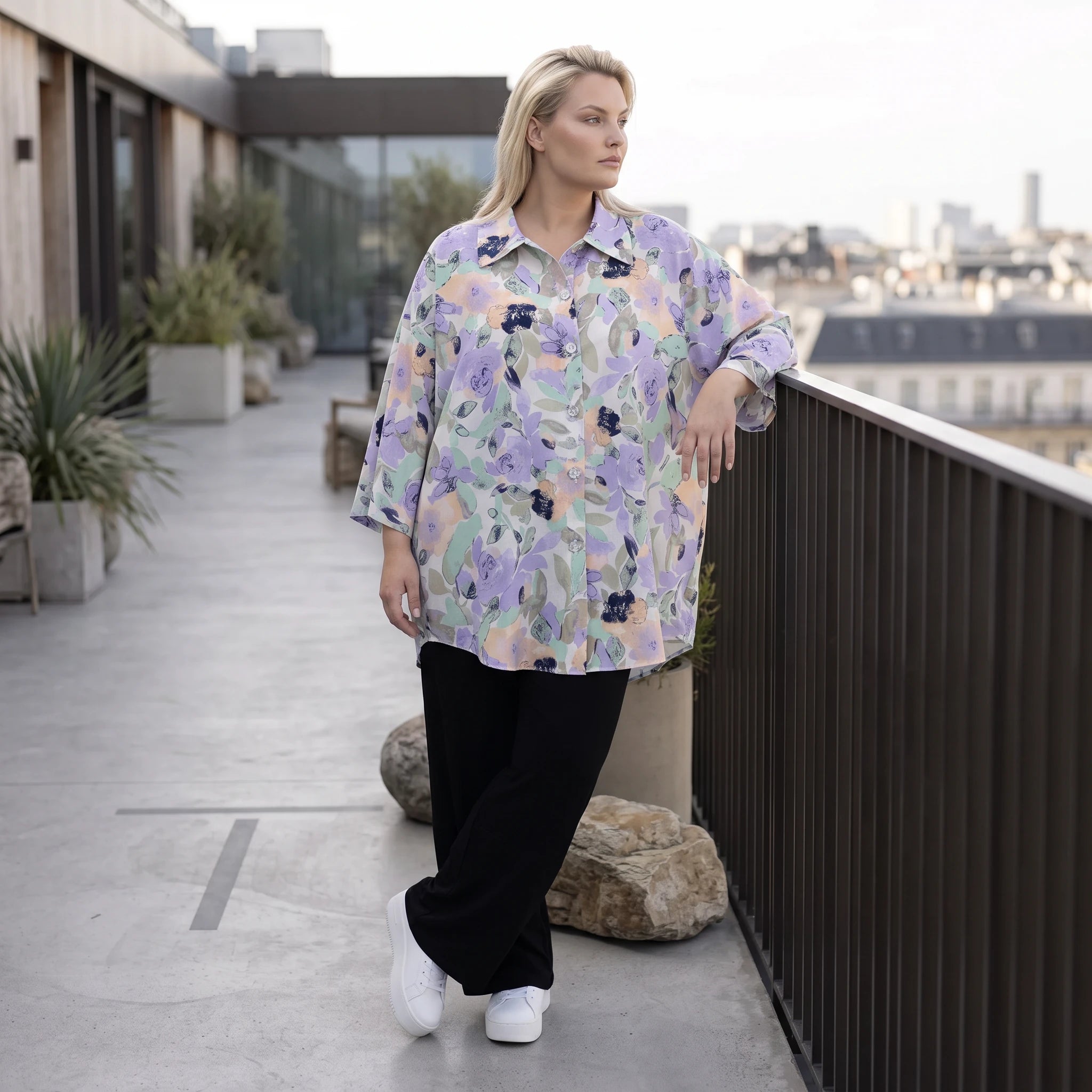 Leichte Bluse in Leinenoptik mit lila Nuance und klassischem Hemdkragen für den Sommer
