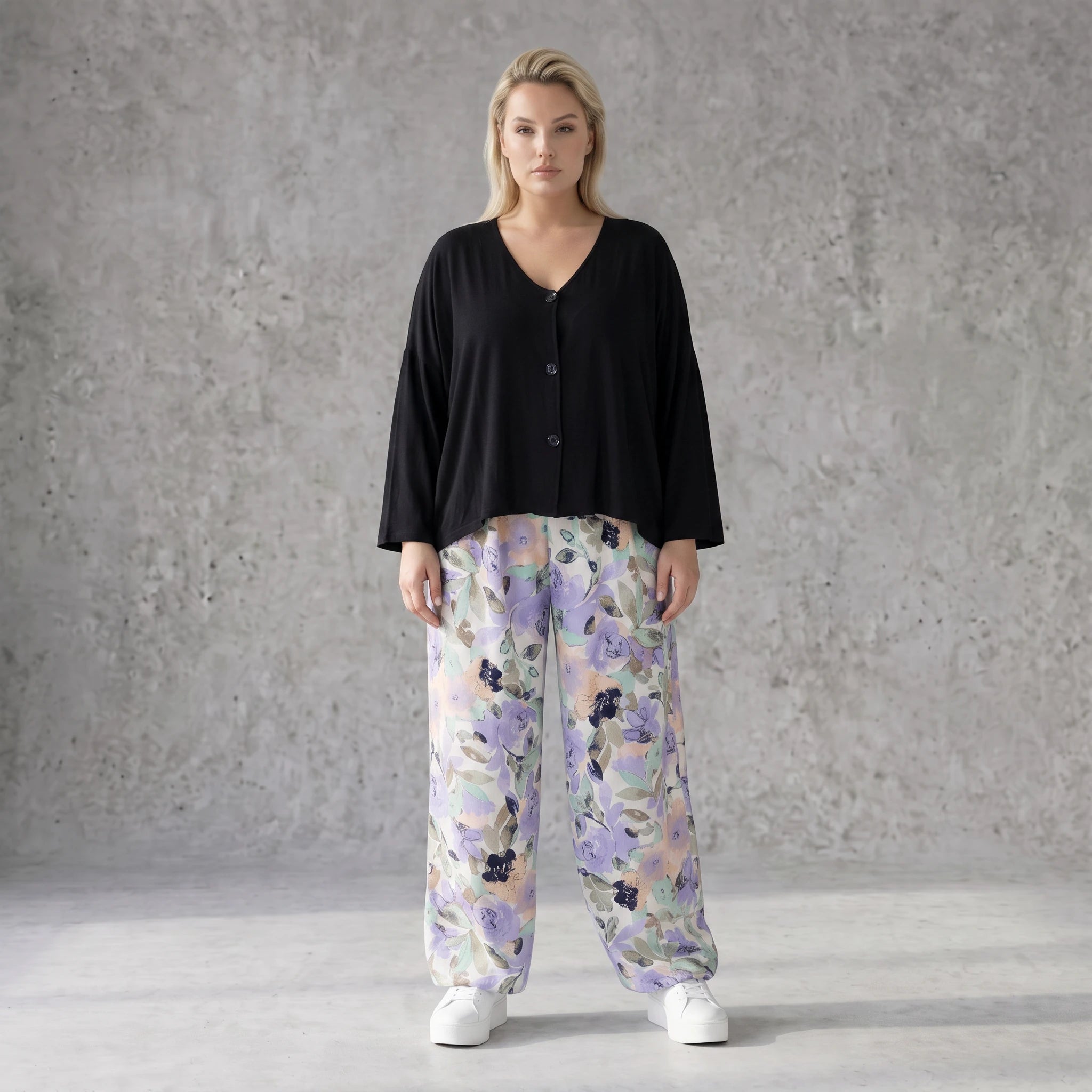 Leichte Sommerhose in zartem Weiß mit Lila und Grün für einen geraden lässigen Sommerlook
