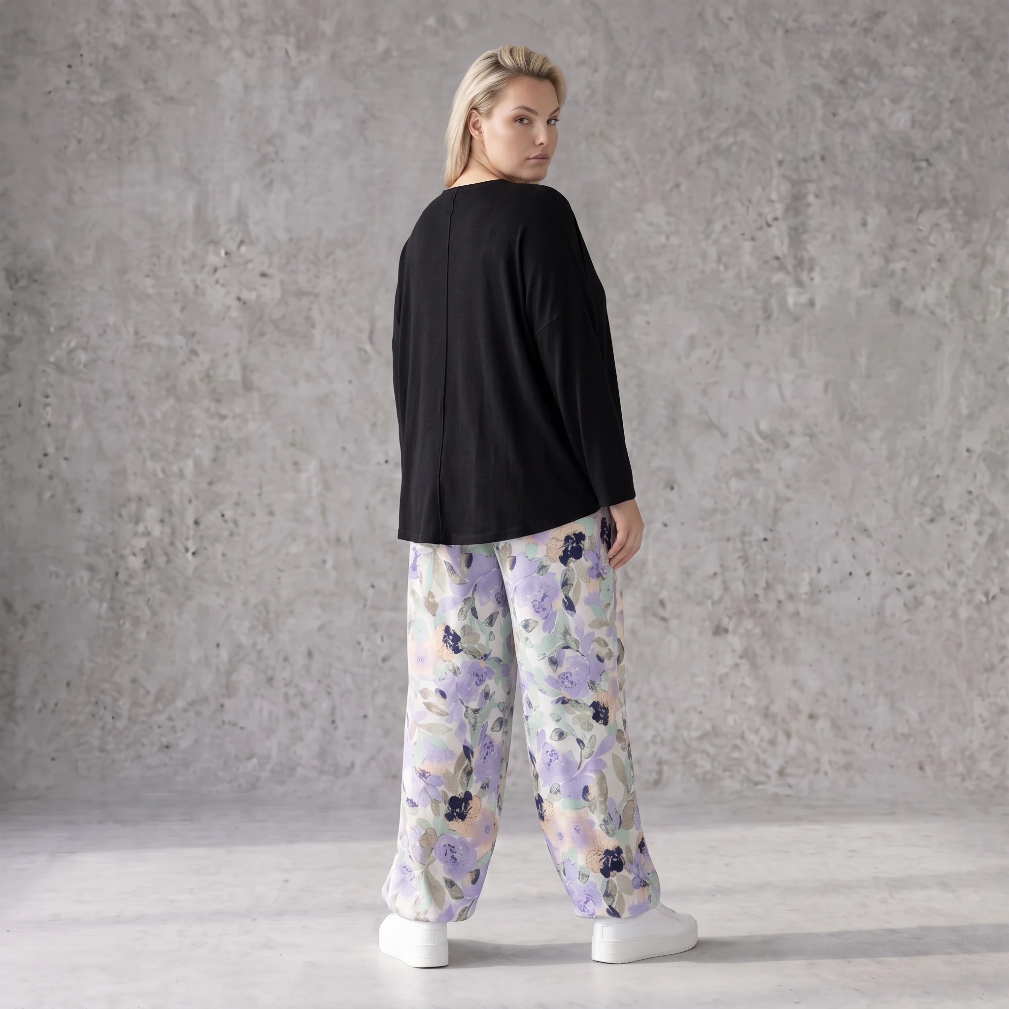 Leichte Sommerhose in zartem Weiß mit Lila und Grün für einen geraden lässigen Sommerlook