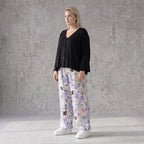 Leichte Sommerhose in zartem Weiß mit Lila und Grün für einen geraden lässigen Sommerlook