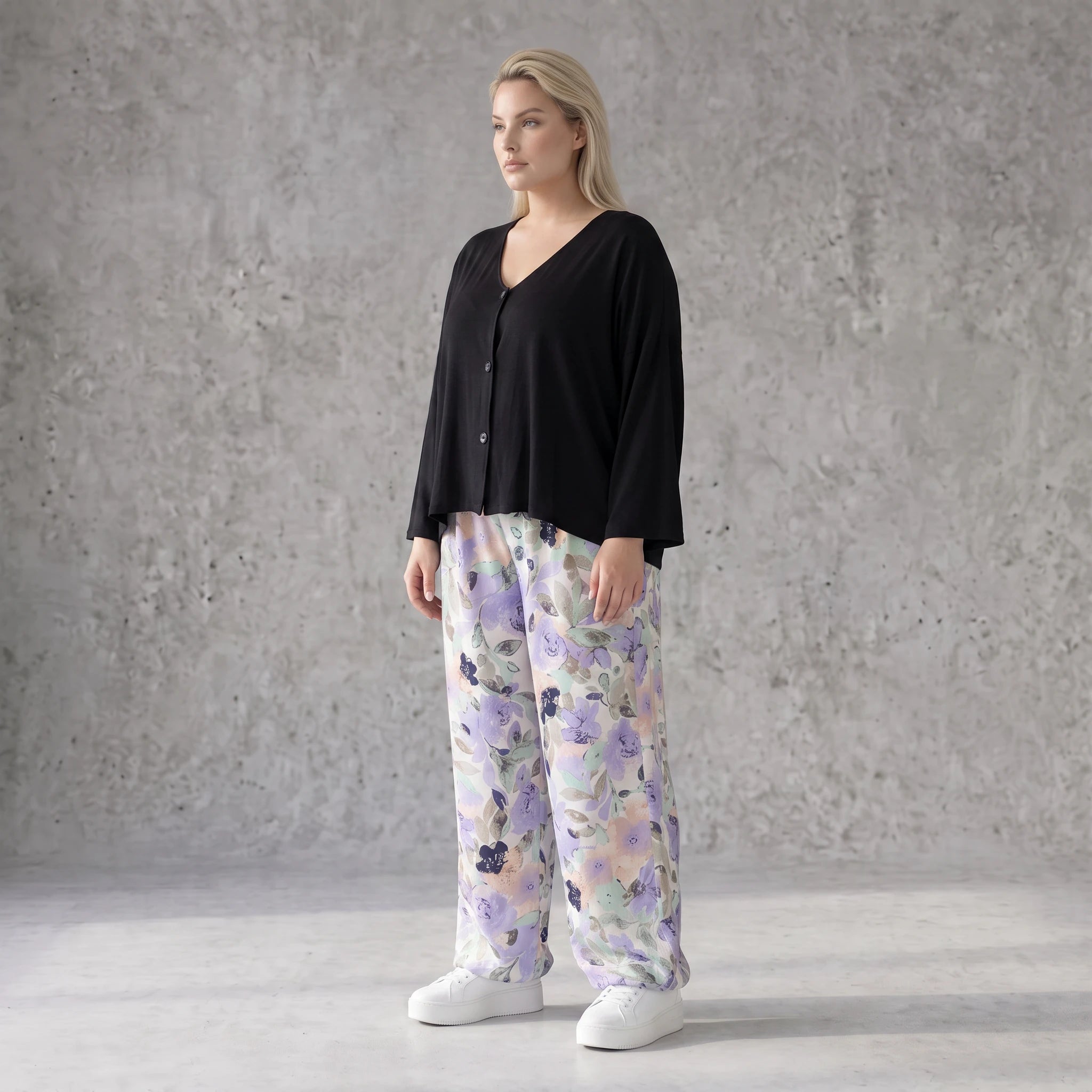 Leichte Sommerhose in zartem Weiß mit Lila und Grün für einen geraden lässigen Sommerlook