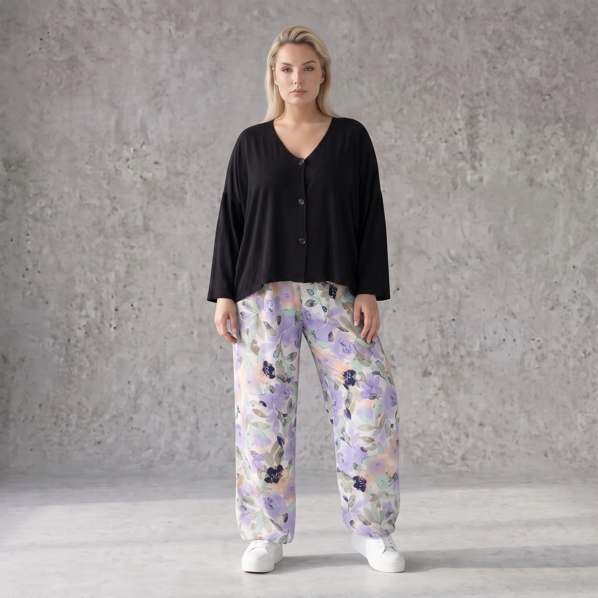 Leichte Sommerhose in zartem Weiß mit Lila und Grün für einen geraden lässigen Sommerlook