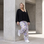 Leichte Sommerhose in zartem Weiß mit Lila und Grün für einen geraden lässigen Sommerlook