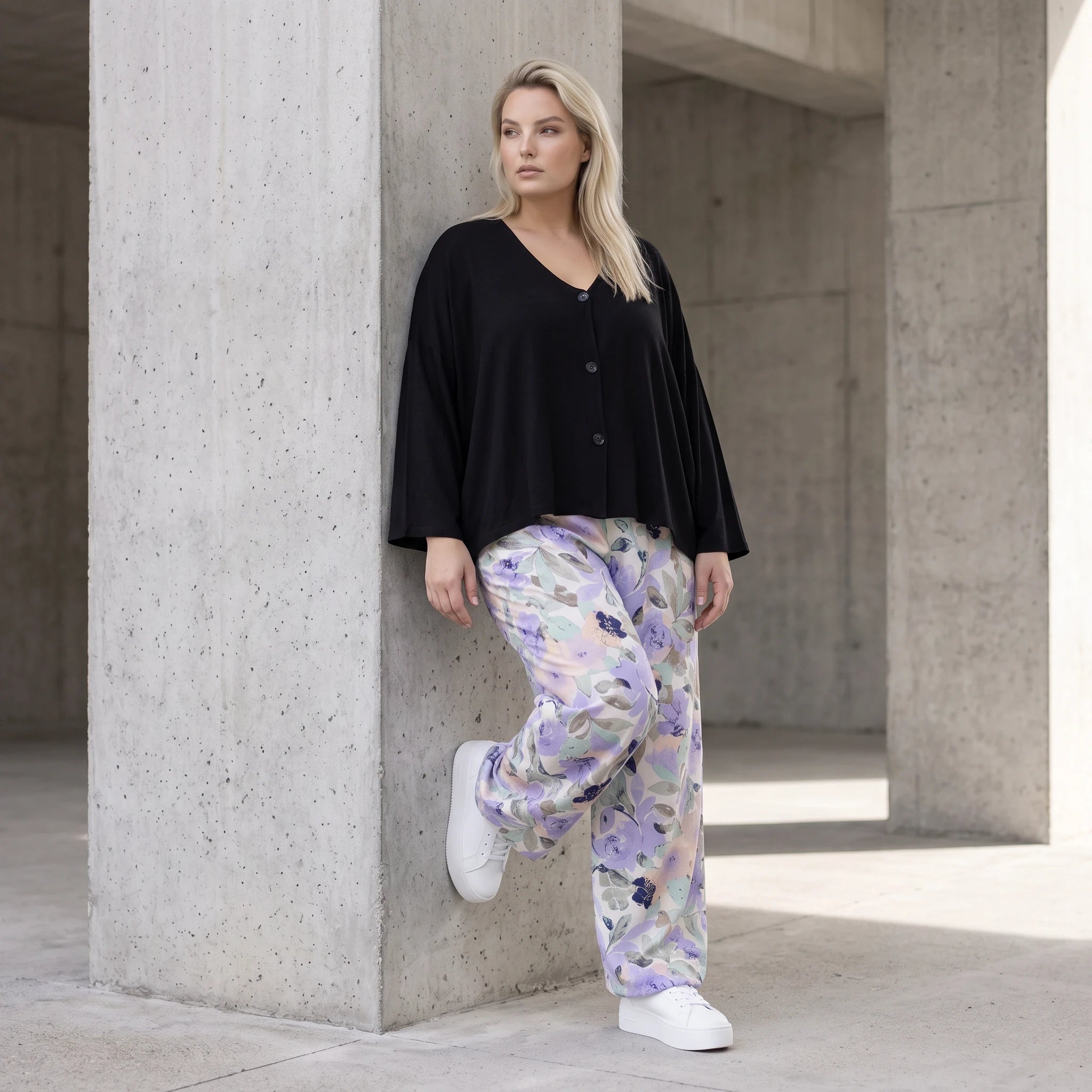 Leichte Sommerhose in zartem Weiß mit Lila und Grün für einen geraden lässigen Sommerlook