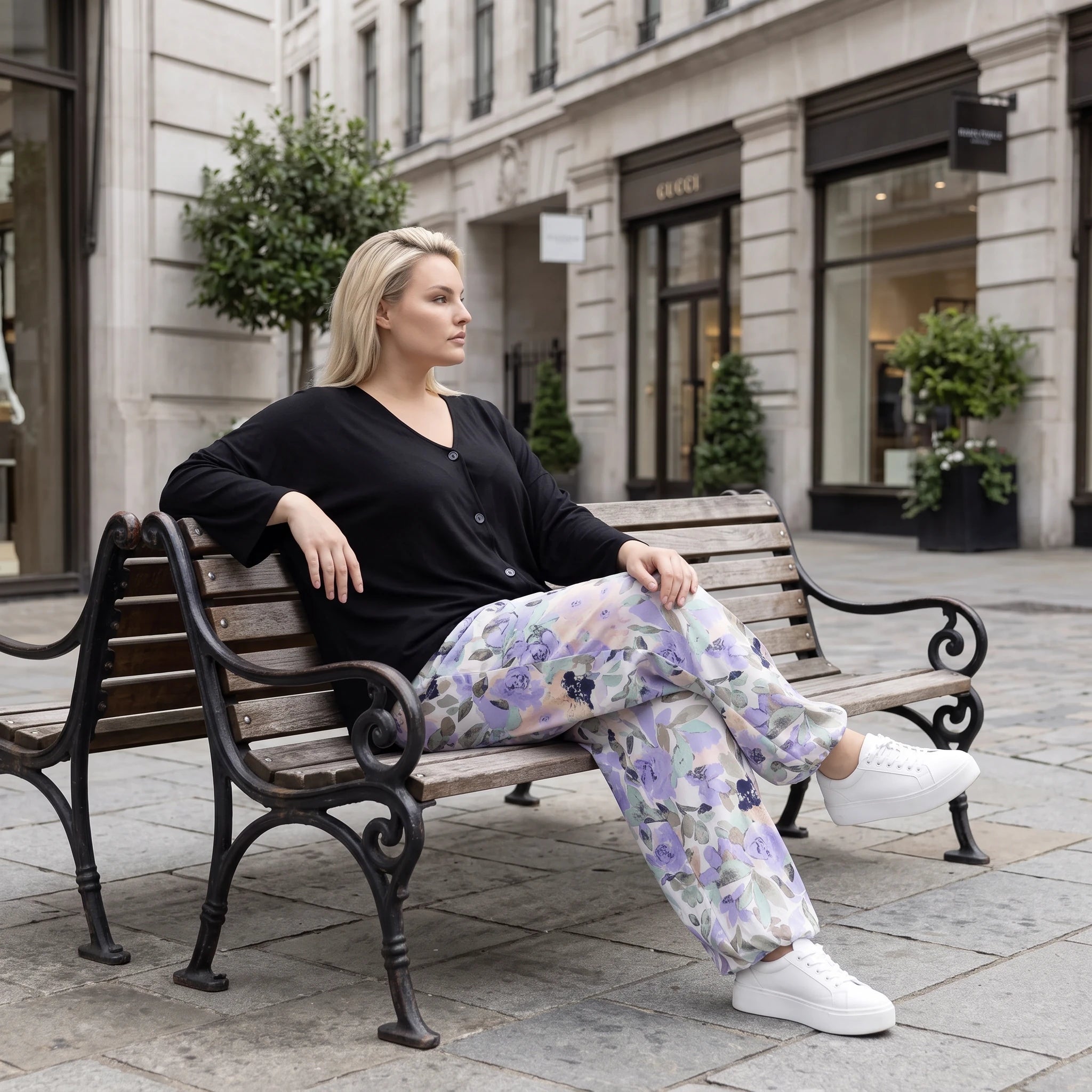 Leichte Sommerhose in zartem Weiß mit Lila und Grün für einen geraden lässigen Sommerlook