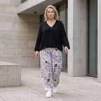 Leichte Sommerhose in zartem Weiß mit Lila und Grün für einen geraden lässigen Sommerlook