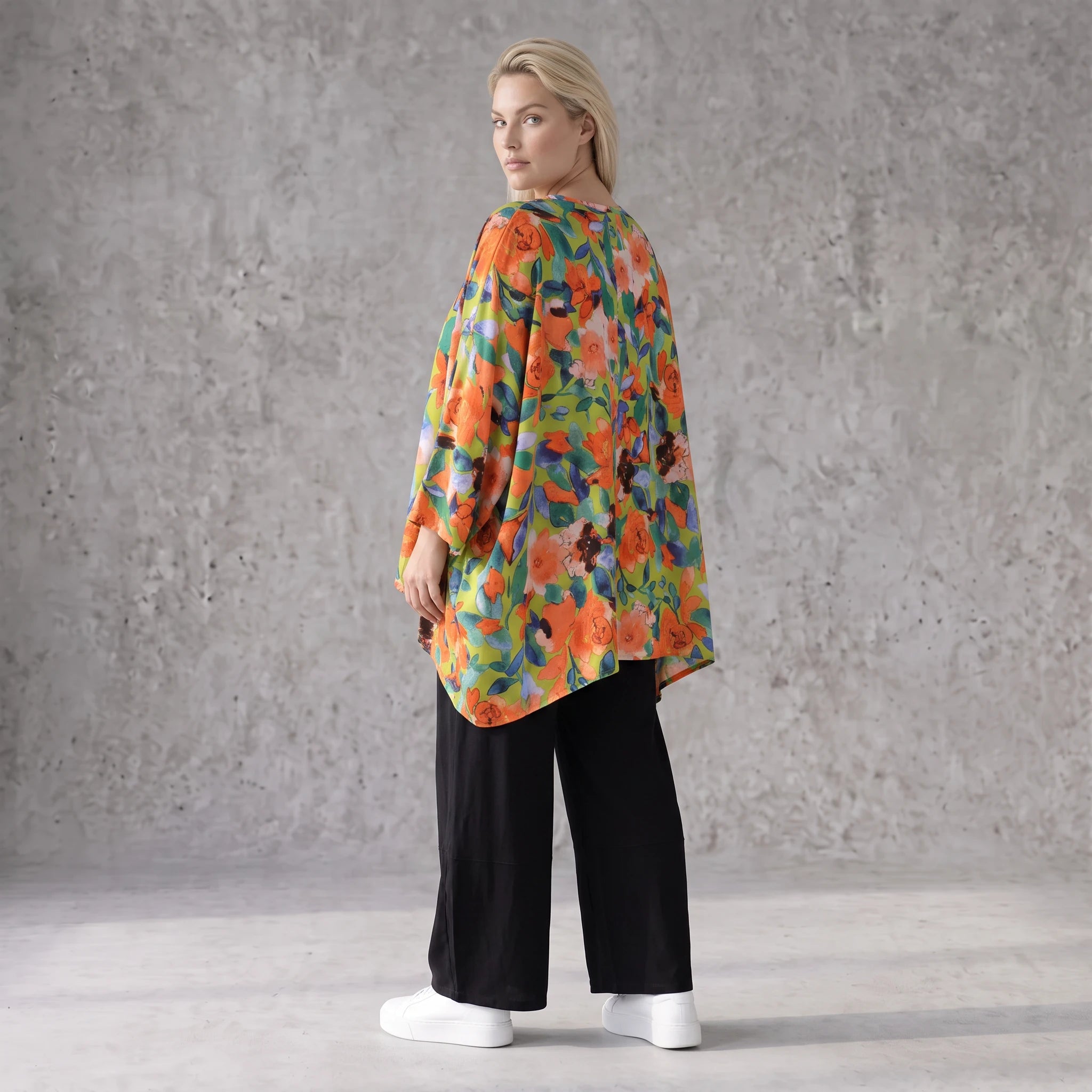 Luftiges Oversized Shirt in frischem Apfelgrün mit Vokuhila Schnitt aus Viskose Leinen