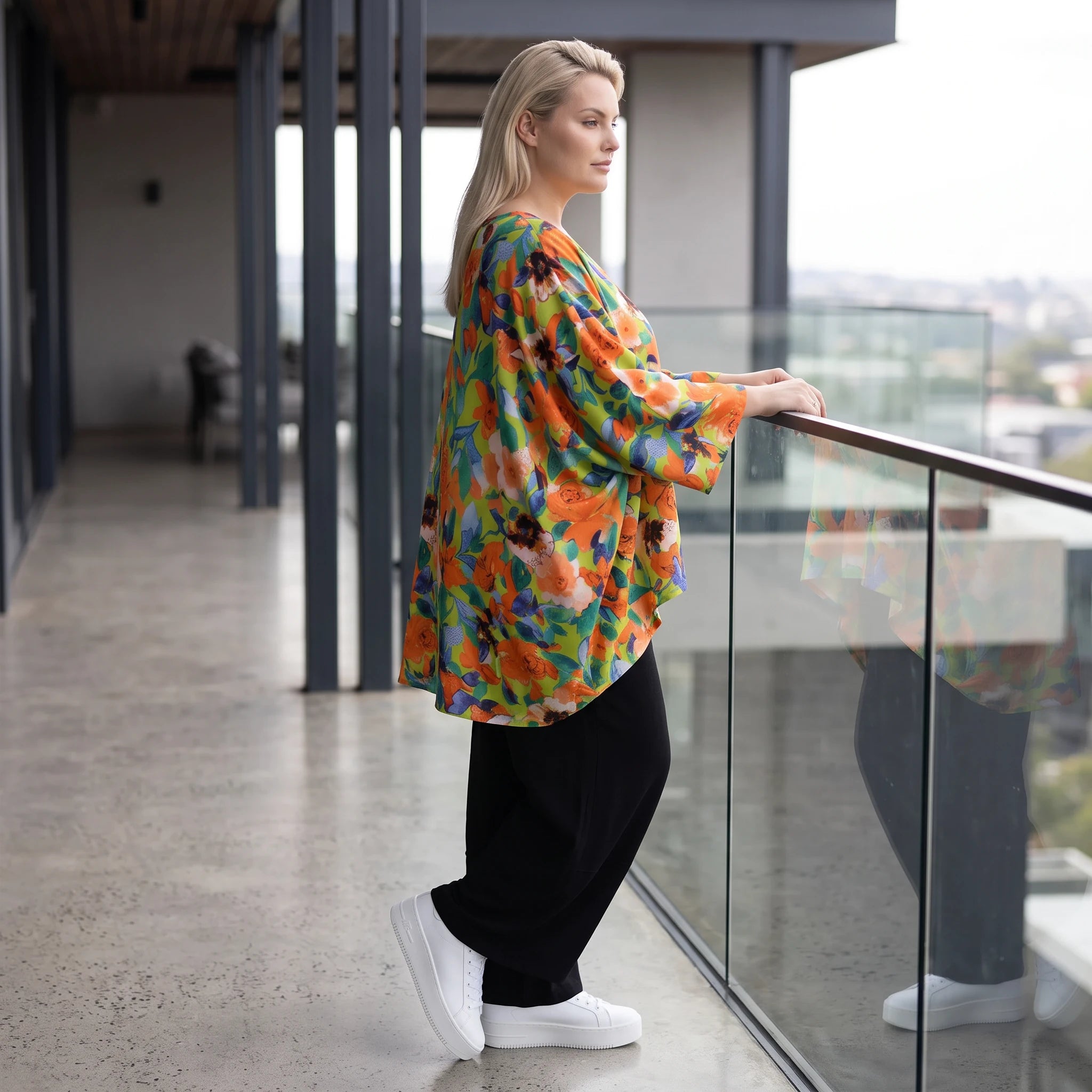 Luftiges Oversized Shirt in frischem Apfelgrün mit Vokuhila Schnitt aus Viskose Leinen