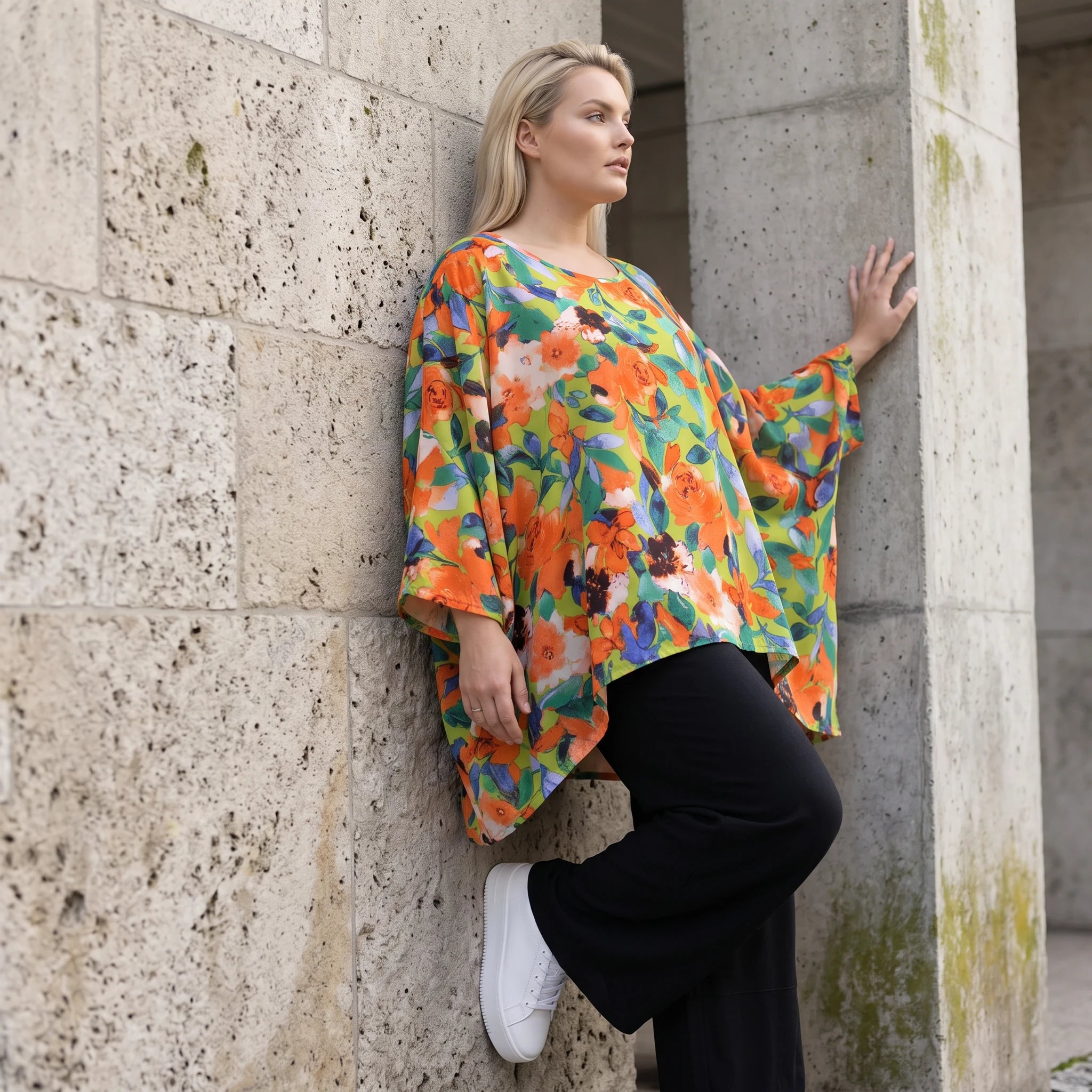 Luftiges Oversized Shirt in frischem Apfelgrün mit Vokuhila Schnitt aus Viskose Leinen