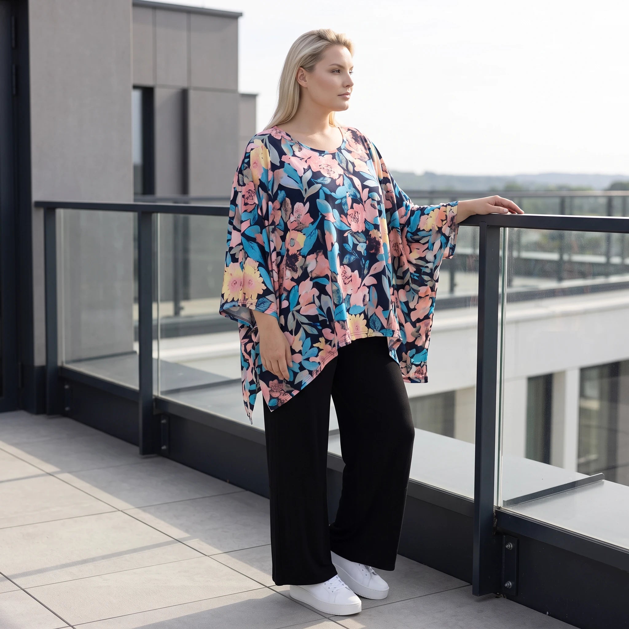 Oversized Shirt in Leinenoptik mit kastigem Schnitt und Rundhalsausschnitt in kühlem Aqua